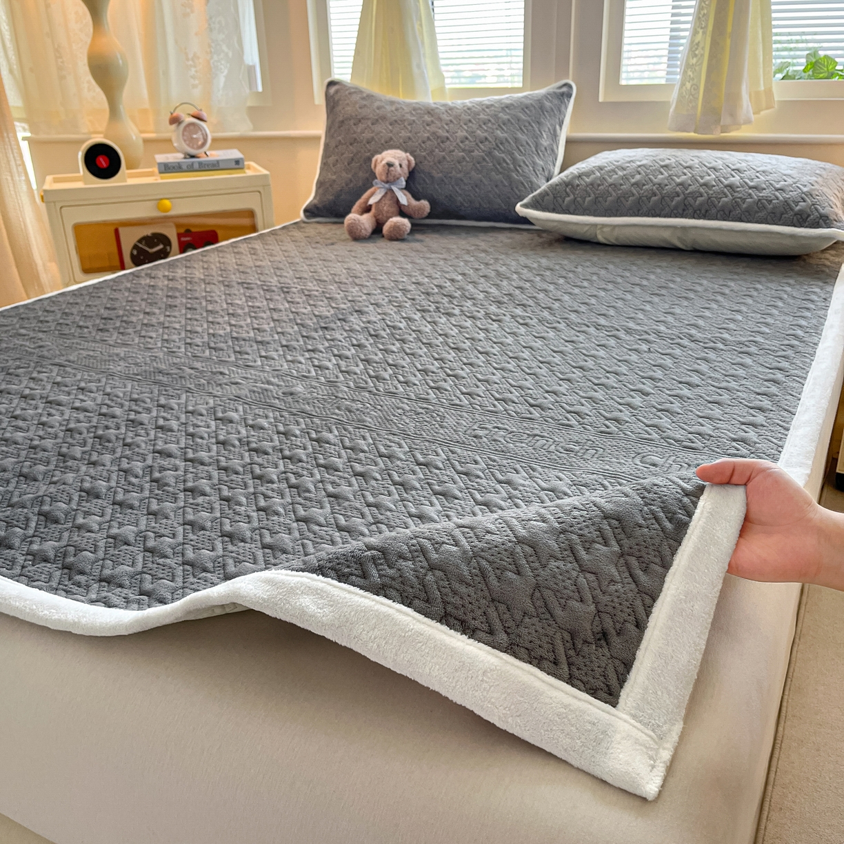 91家纺网 家纺一手货源 找家纺 卡伦家纺 2025新款抗菌雕花牛奶绒千鸟格夹棉床垫系列 千鸟格床垫-灰