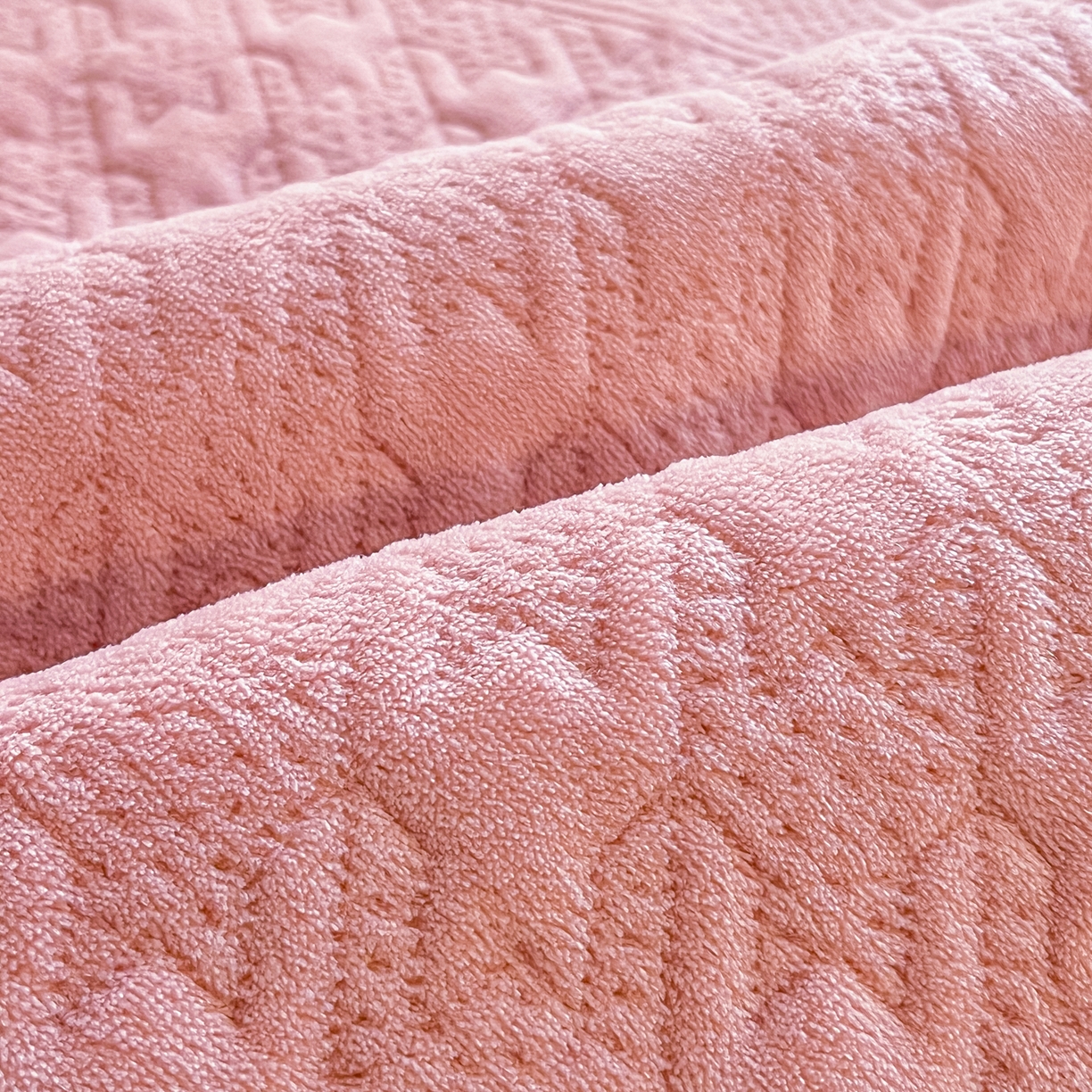 91家纺网 家纺一手货源 找家纺 卡伦家纺 2025新款抗菌雕花牛奶绒千鸟格夹棉床垫系列 千鸟格床垫-粉