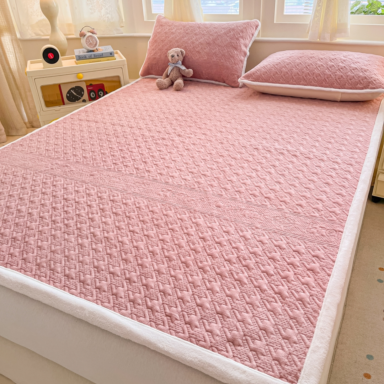 91家纺网 家纺一手货源 找家纺 卡伦家纺 2025新款抗菌雕花牛奶绒千鸟格夹棉床垫系列 千鸟格床垫-粉