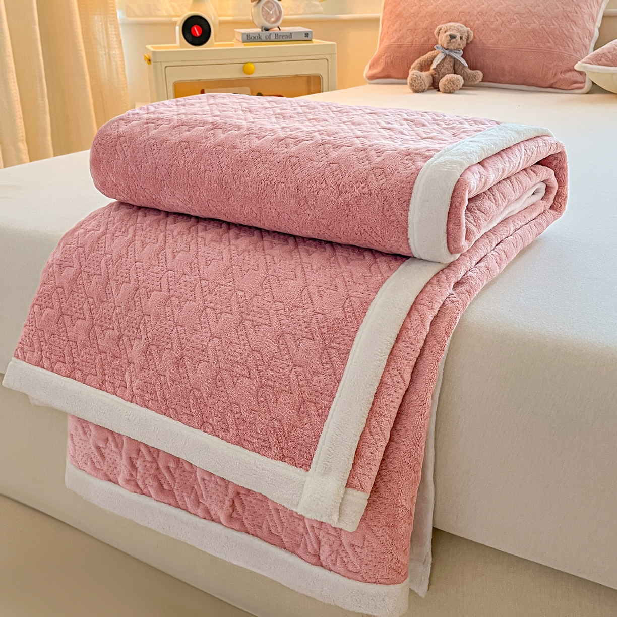 91家纺网 家纺一手货源 找家纺 卡伦家纺 2025新款抗菌雕花牛奶绒千鸟格夹棉床垫系列 千鸟格床垫-粉