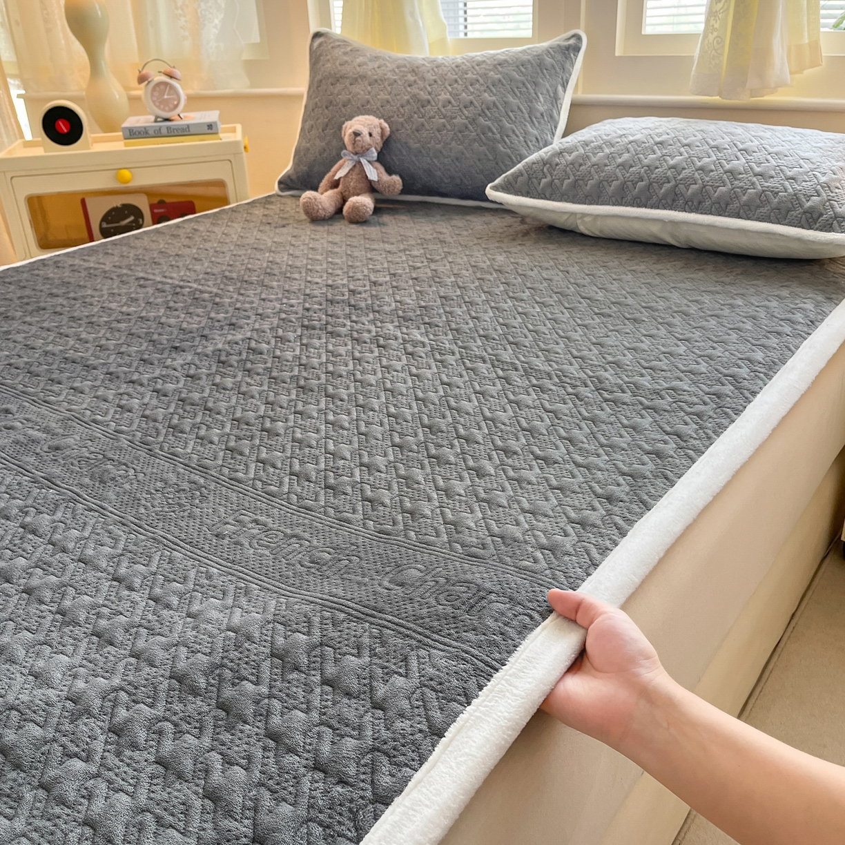 91家纺网 家纺一手货源 找家纺 卡伦家纺 2025新款抗菌雕花牛奶绒千鸟格夹棉床垫系列 千鸟格床垫-灰