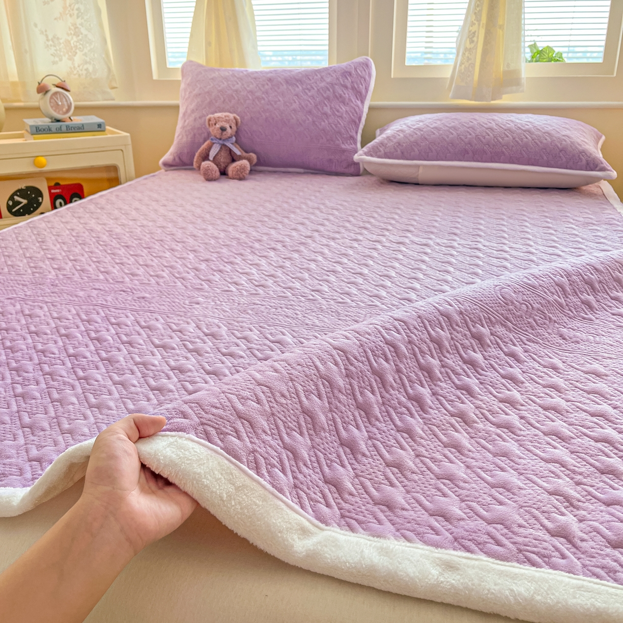 91家纺网 家纺一手货源 找家纺 卡伦家纺 2025新款抗菌雕花牛奶绒千鸟格夹棉床垫系列 千鸟格床垫-紫