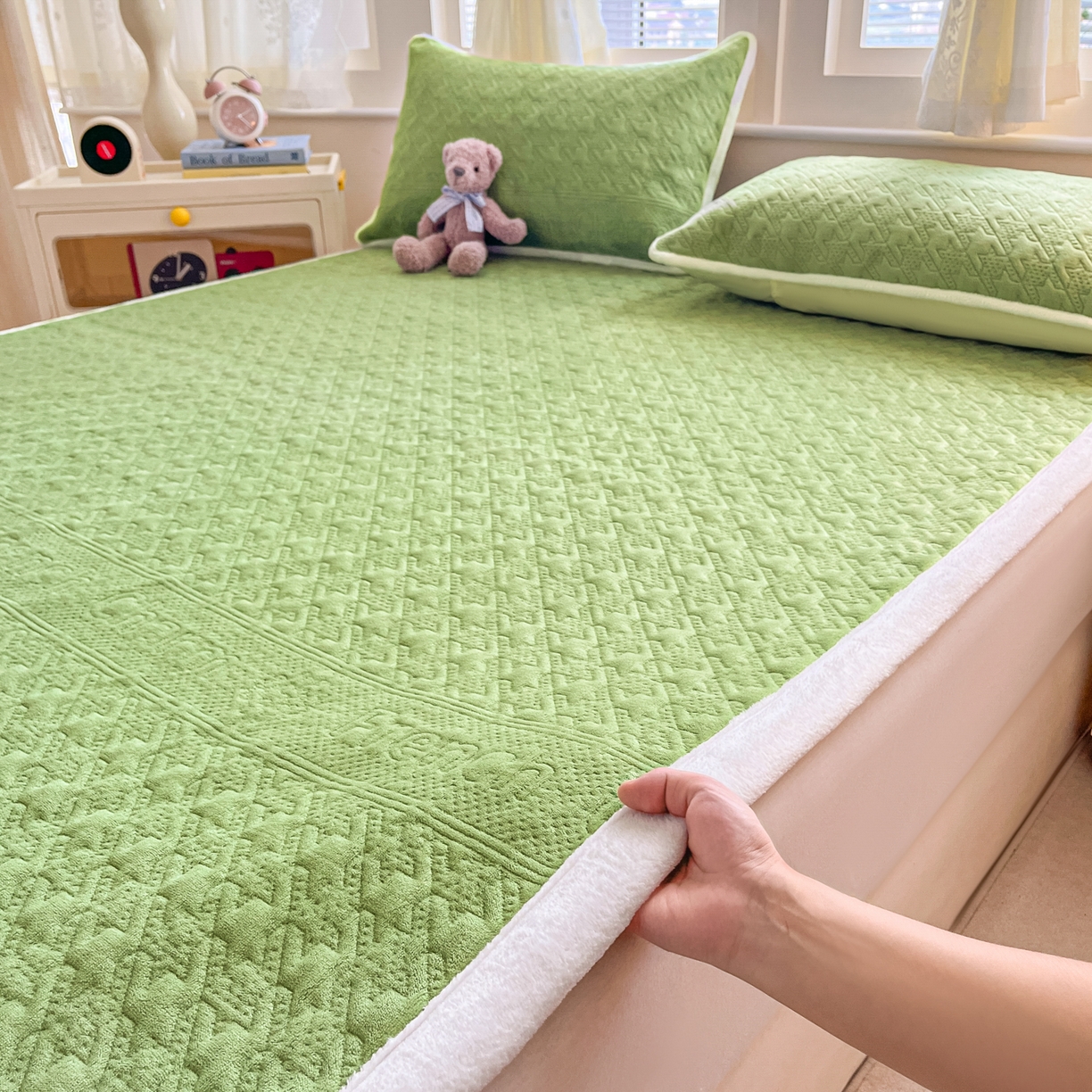 91家纺网 家纺一手货源 找家纺 卡伦家纺 2025新款抗菌雕花牛奶绒千鸟格夹棉床垫系列 千鸟格床垫-绿