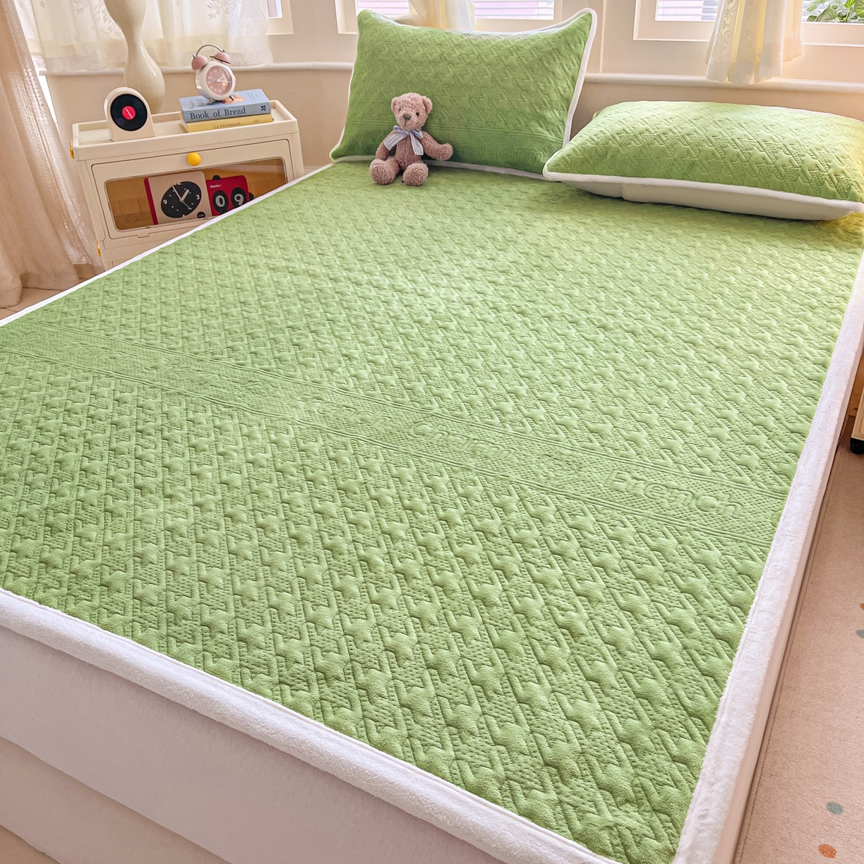 91家纺网 家纺一手货源 找家纺 卡伦家纺 2025新款抗菌雕花牛奶绒千鸟格夹棉床垫系列 千鸟格床垫-绿