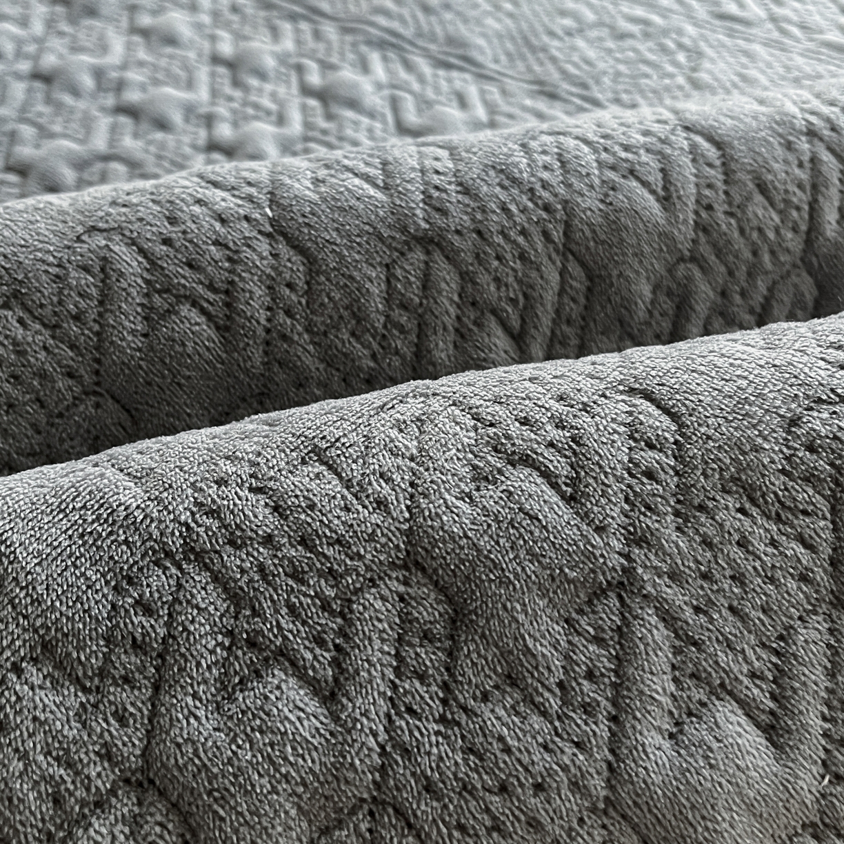 91家纺网 家纺一手货源 找家纺 卡伦家纺 2025新款抗菌雕花牛奶绒千鸟格夹棉床垫系列 千鸟格床垫-灰