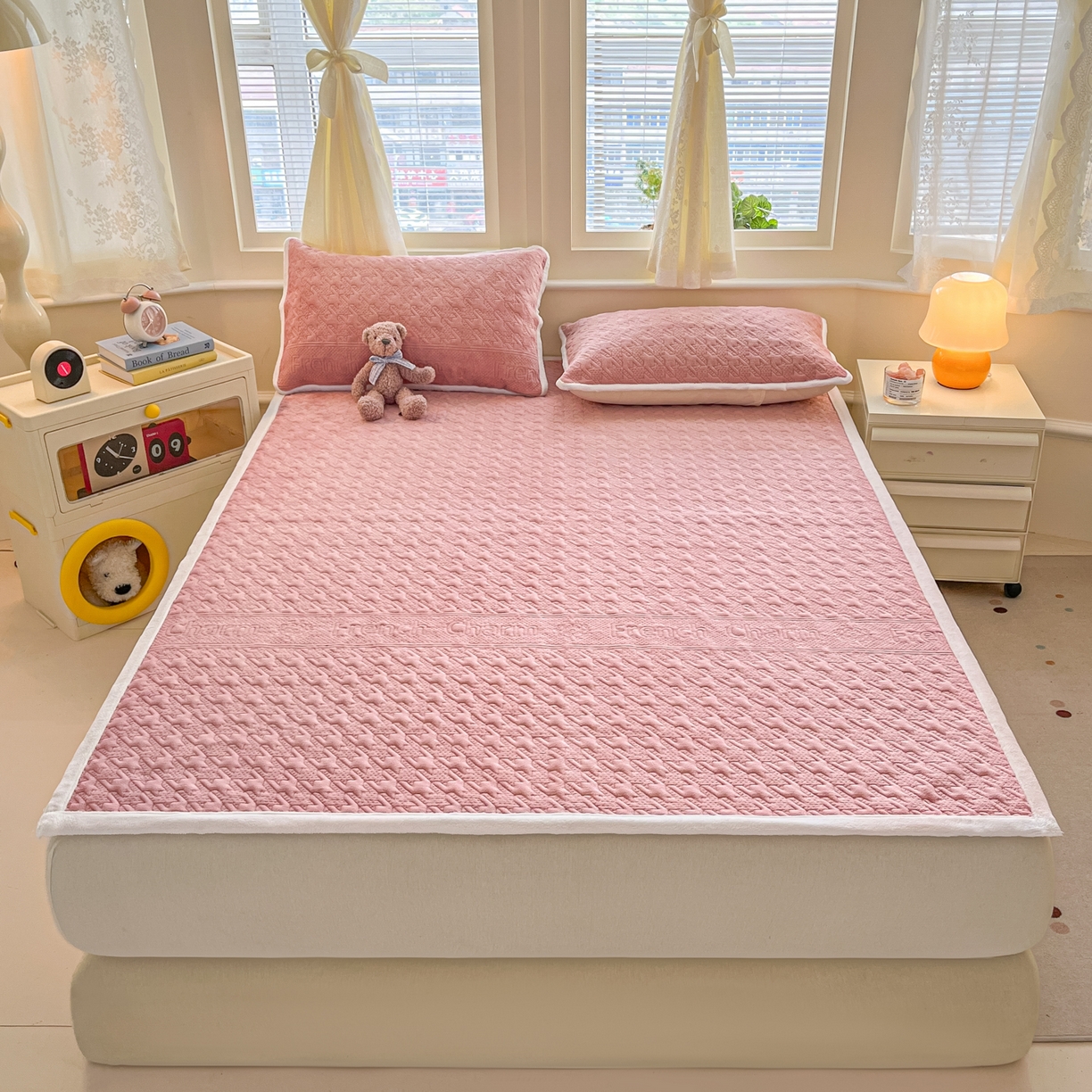 91家纺网 家纺一手货源 找家纺 卡伦家纺 2025新款抗菌雕花牛奶绒千鸟格夹棉床垫系列 千鸟格床垫-粉