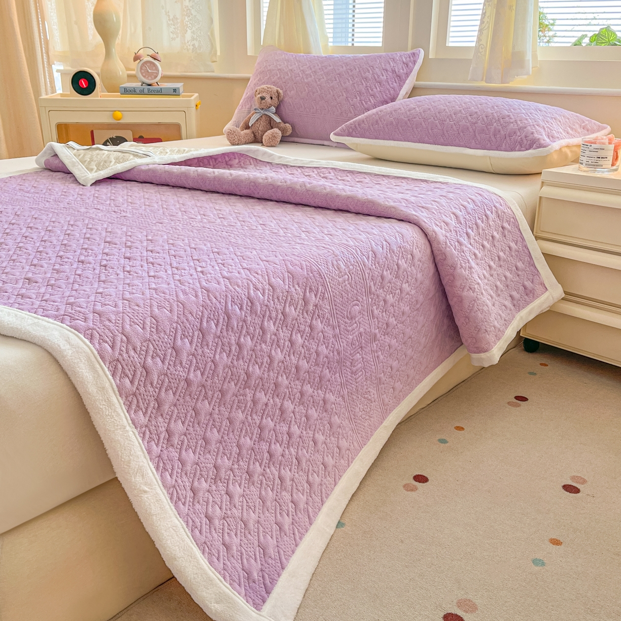 91家纺网 家纺一手货源 找家纺 卡伦家纺 2025新款抗菌雕花牛奶绒千鸟格夹棉床垫系列 千鸟格床垫-紫