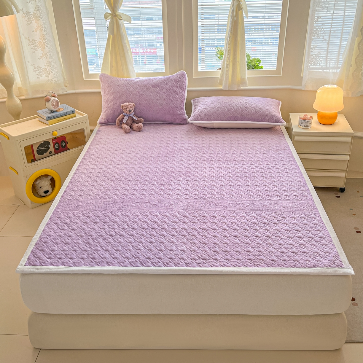 91家纺网 家纺一手货源 找家纺 卡伦家纺 2025新款抗菌雕花牛奶绒千鸟格夹棉床垫系列 千鸟格床垫-紫