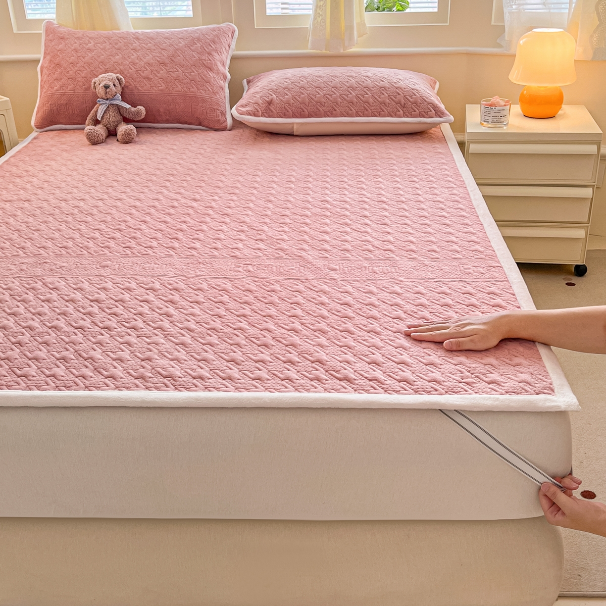 91家纺网 家纺一手货源 找家纺 卡伦家纺 2025新款抗菌雕花牛奶绒千鸟格夹棉床垫系列 千鸟格床垫-粉