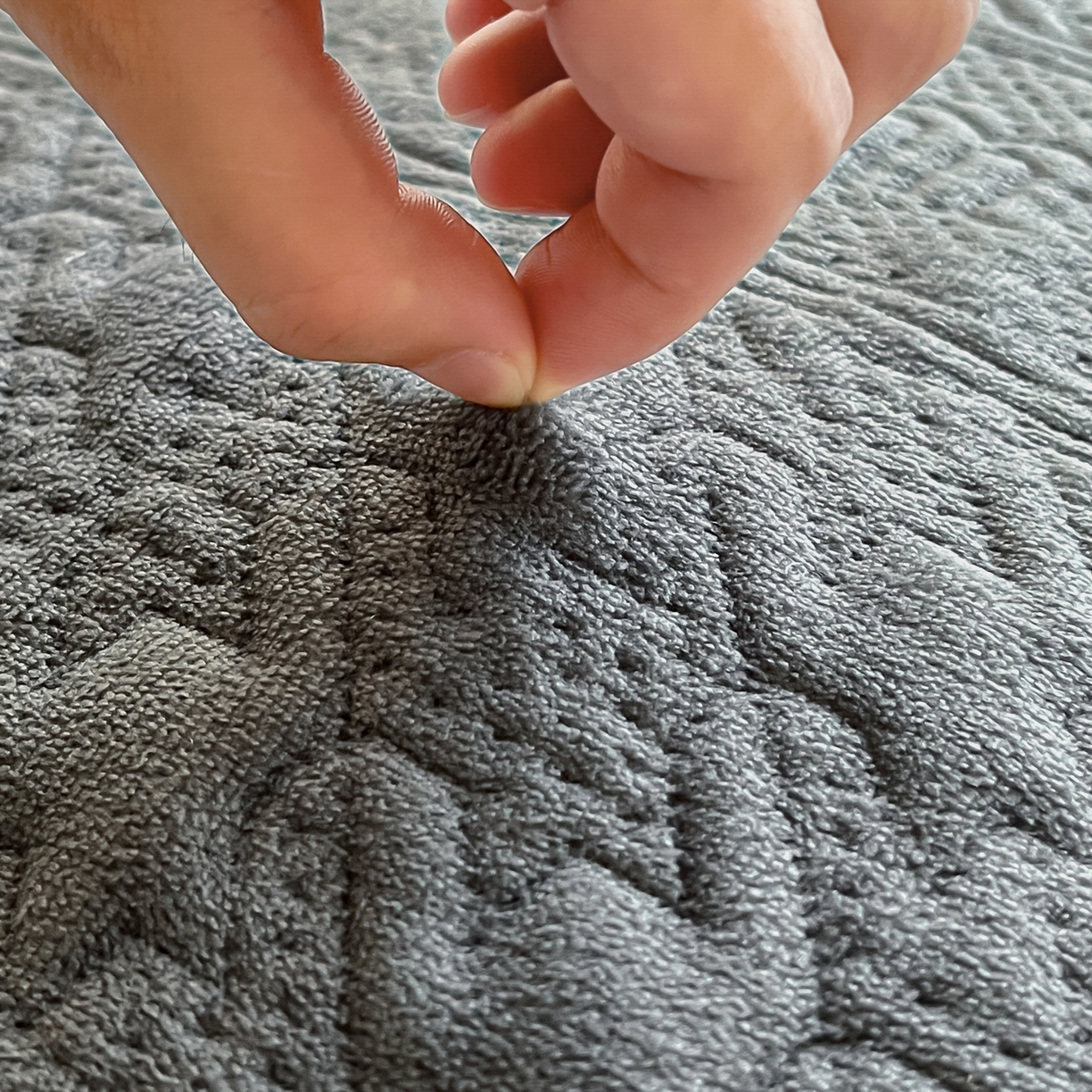 91家纺网 家纺一手货源 找家纺 卡伦家纺 2025新款抗菌雕花牛奶绒千鸟格夹棉床垫系列 千鸟格床垫-灰