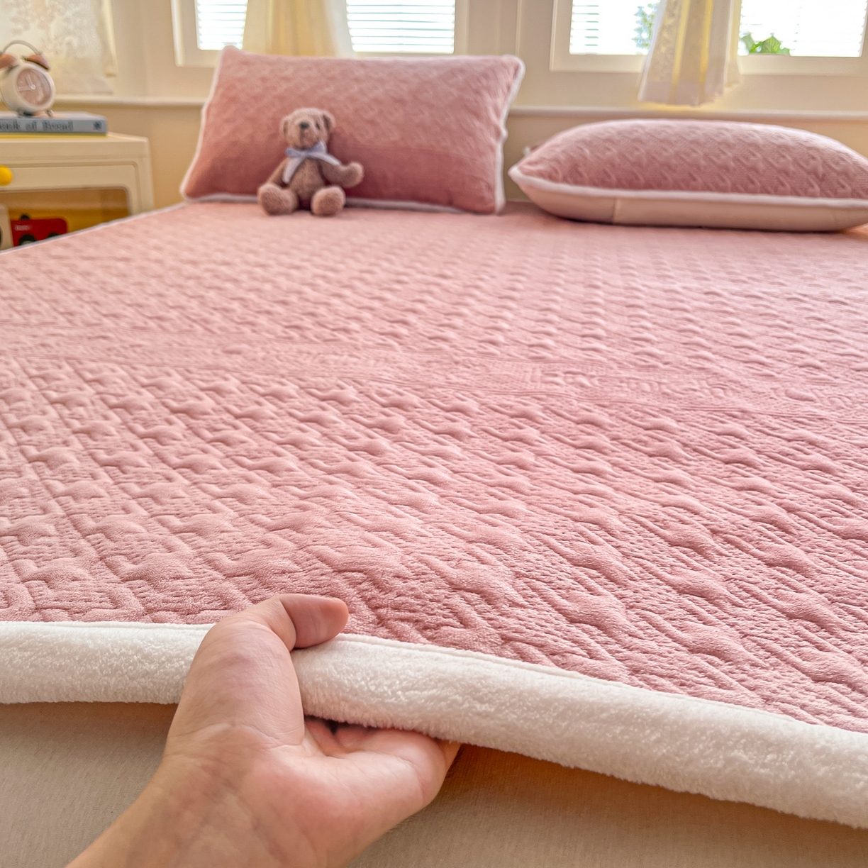 91家纺网 家纺一手货源 找家纺 卡伦家纺 2025新款抗菌雕花牛奶绒千鸟格夹棉床垫系列 千鸟格床垫-粉