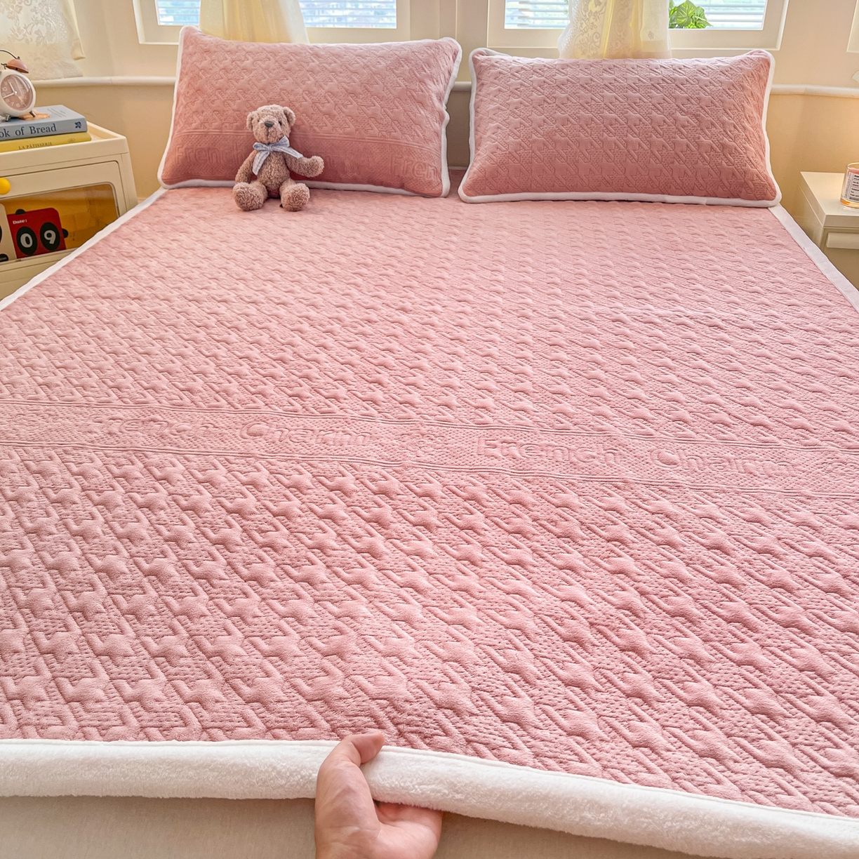 91家纺网 家纺一手货源 找家纺 卡伦家纺 2025新款抗菌雕花牛奶绒千鸟格夹棉床垫系列 千鸟格床垫-粉