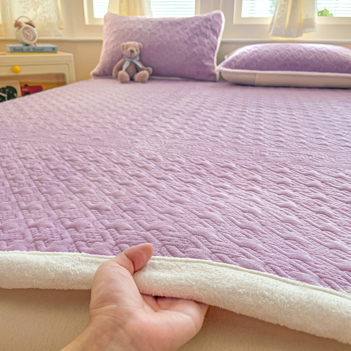 91家纺网 家纺一手货源 找家纺 卡伦家纺 2025新款抗菌雕花牛奶绒千鸟格夹棉床垫系列 千鸟格床垫-紫