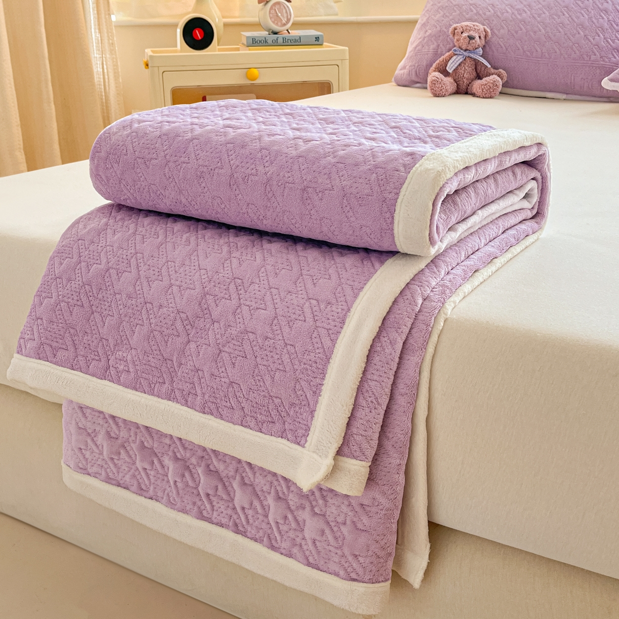 91家纺网 家纺一手货源 找家纺 卡伦家纺 2025新款抗菌雕花牛奶绒千鸟格夹棉床垫系列 千鸟格床垫-紫