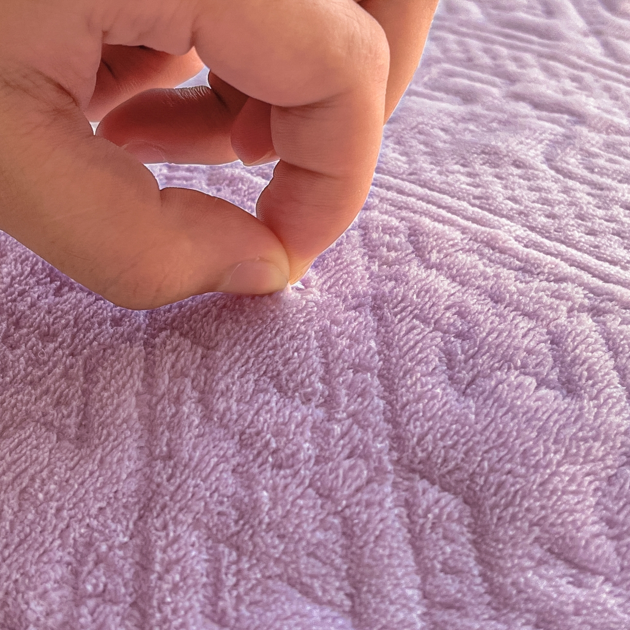 91家纺网 家纺一手货源 找家纺 卡伦家纺 2025新款抗菌雕花牛奶绒千鸟格夹棉床垫系列 千鸟格床垫-紫