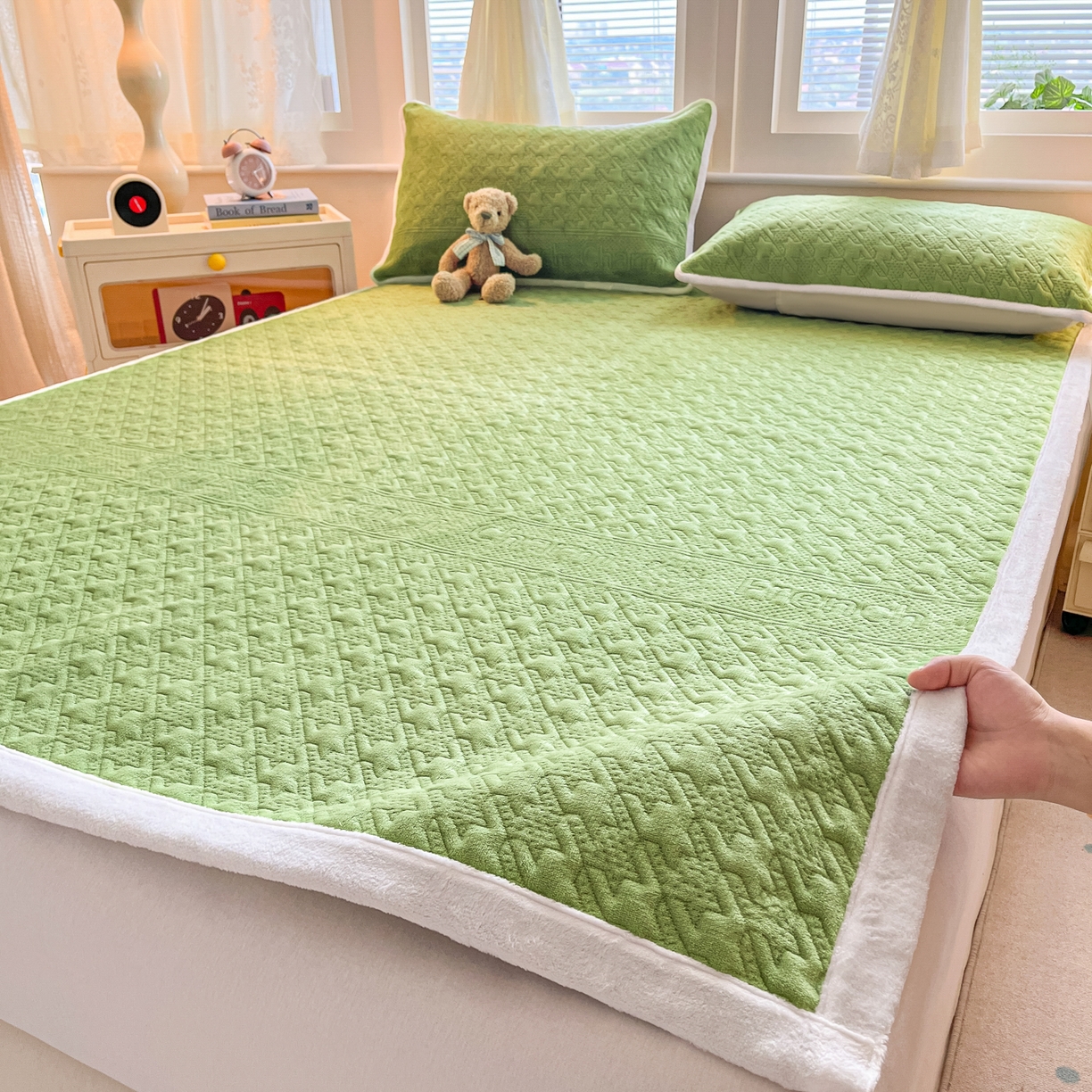 91家纺网 家纺一手货源 找家纺 卡伦家纺 2025新款抗菌雕花牛奶绒千鸟格夹棉床垫系列 千鸟格床垫-绿