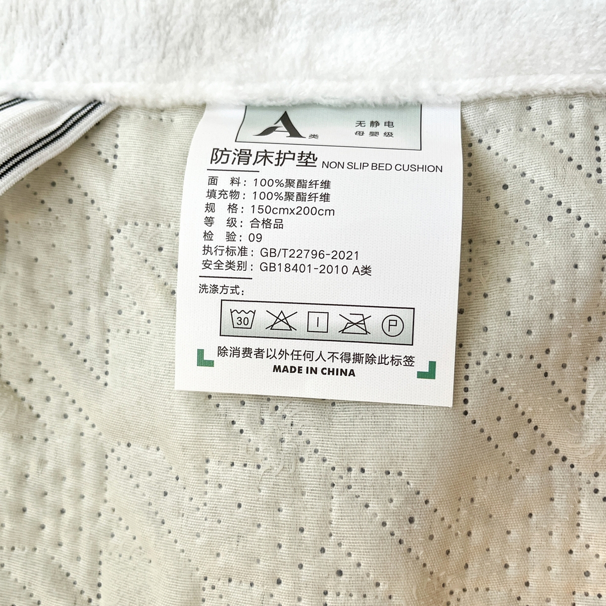 91家纺网 家纺一手货源 找家纺 卡伦家纺 2025新款抗菌雕花牛奶绒千鸟格夹棉床垫系列 千鸟格床垫-灰