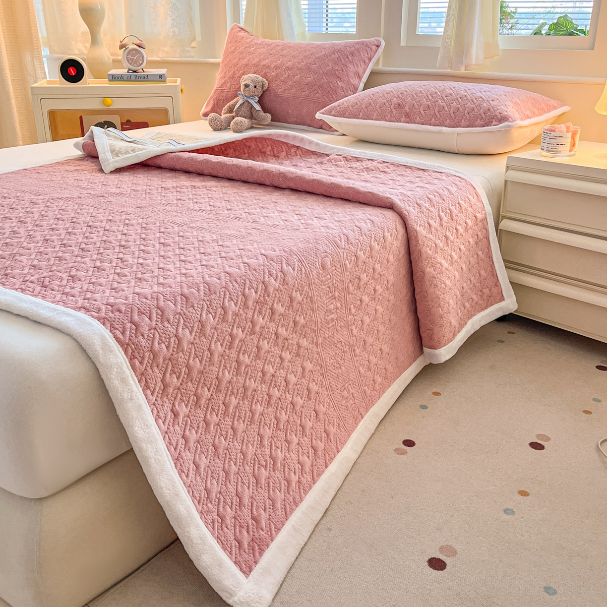 91家纺网 家纺一手货源 找家纺 卡伦家纺 2025新款抗菌雕花牛奶绒千鸟格夹棉床垫系列 千鸟格床垫-粉