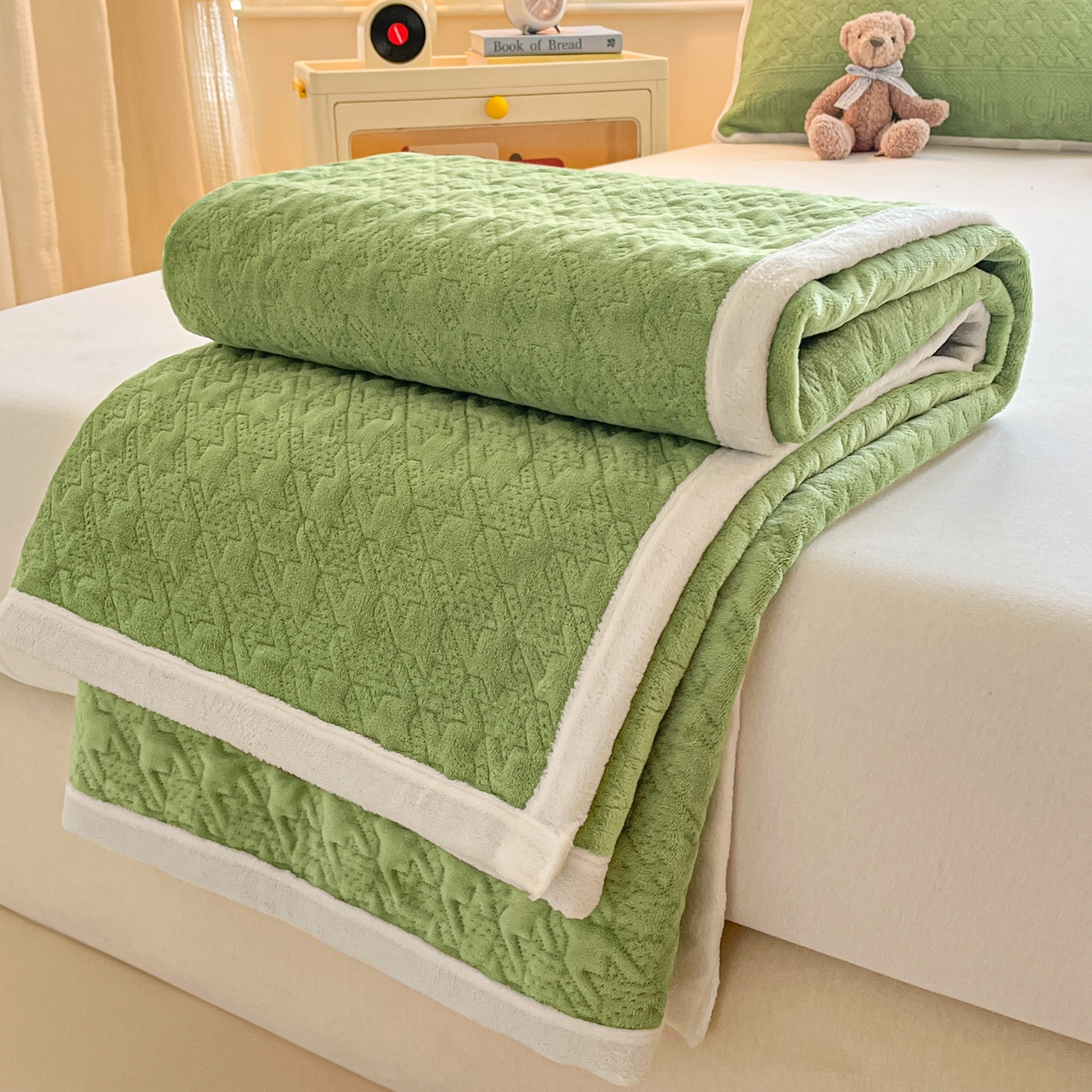 91家纺网 家纺一手货源 找家纺 卡伦家纺 2025新款抗菌雕花牛奶绒千鸟格夹棉床垫系列 千鸟格床垫-绿