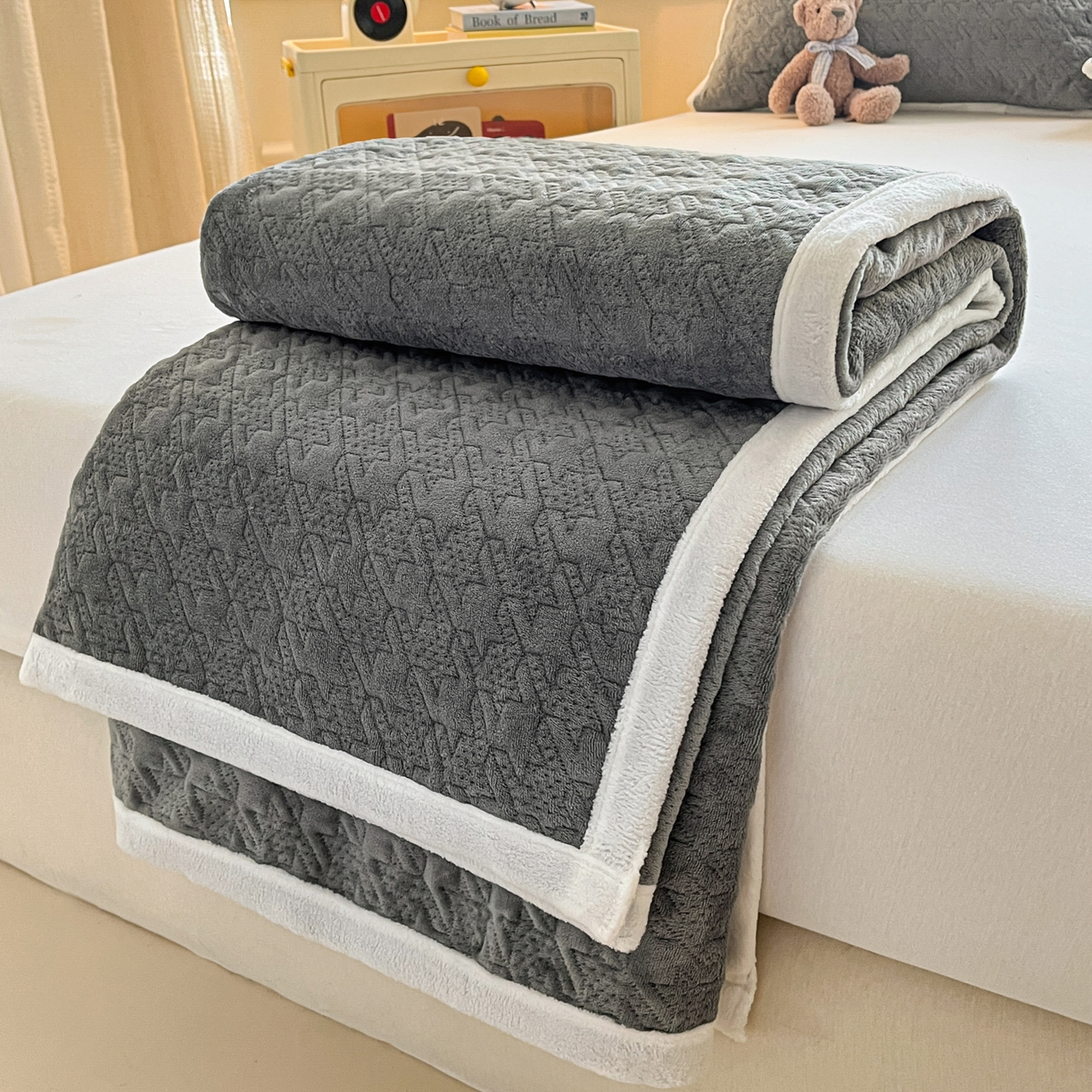 91家纺网 家纺一手货源 找家纺 卡伦家纺 2025新款抗菌雕花牛奶绒千鸟格夹棉床垫系列 千鸟格床垫-灰