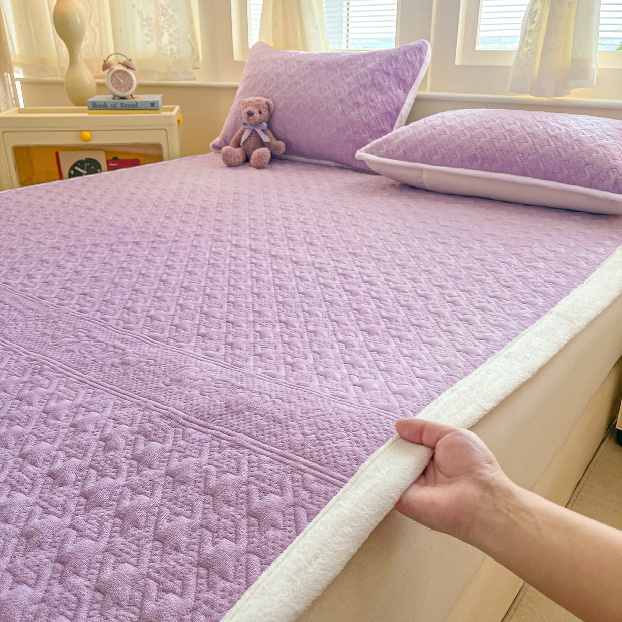 91家纺网 家纺一手货源 找家纺 卡伦家纺 2025新款抗菌雕花牛奶绒千鸟格夹棉床垫系列 千鸟格床垫-紫