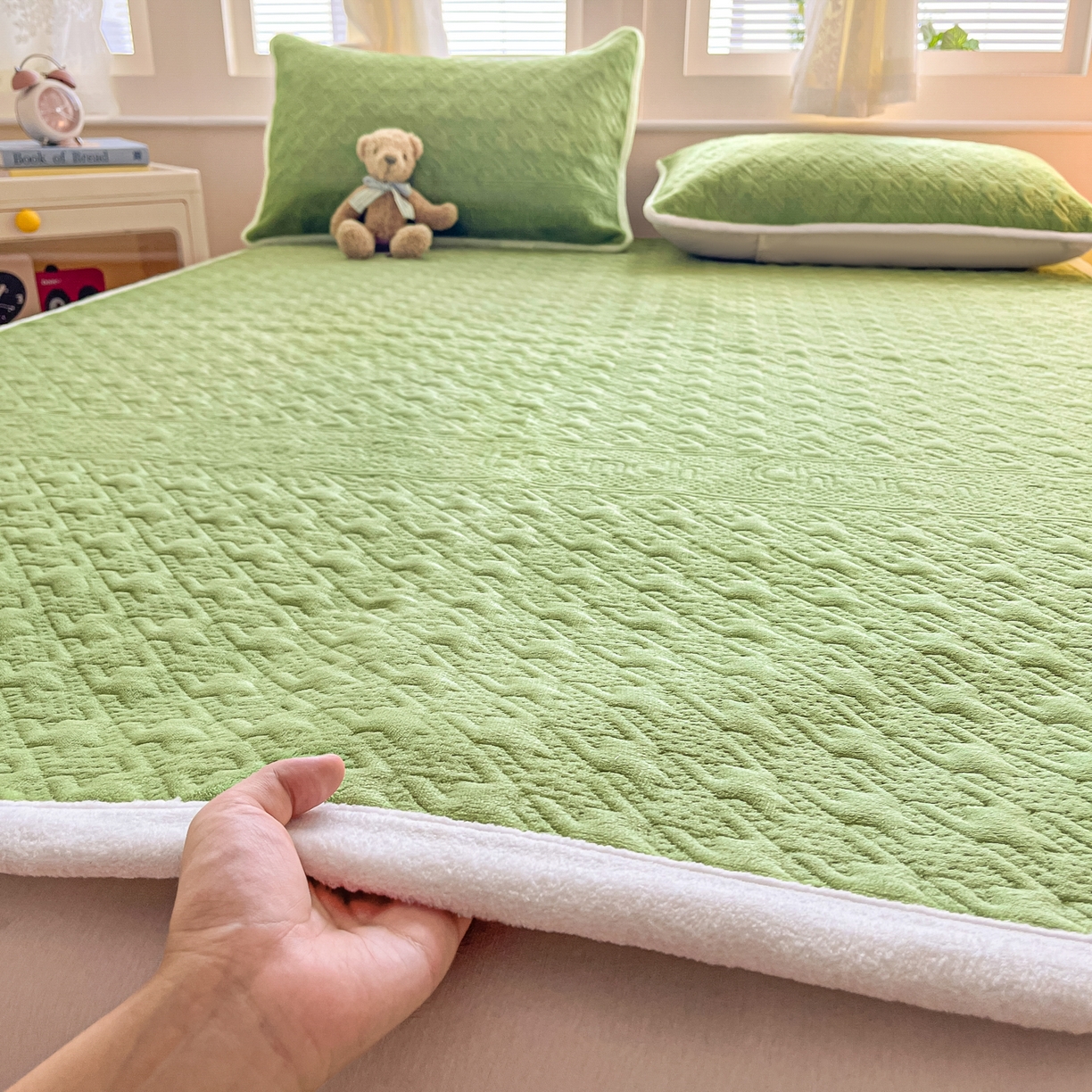 91家纺网 家纺一手货源 找家纺 卡伦家纺 2025新款抗菌雕花牛奶绒千鸟格夹棉床垫系列 千鸟格床垫-绿