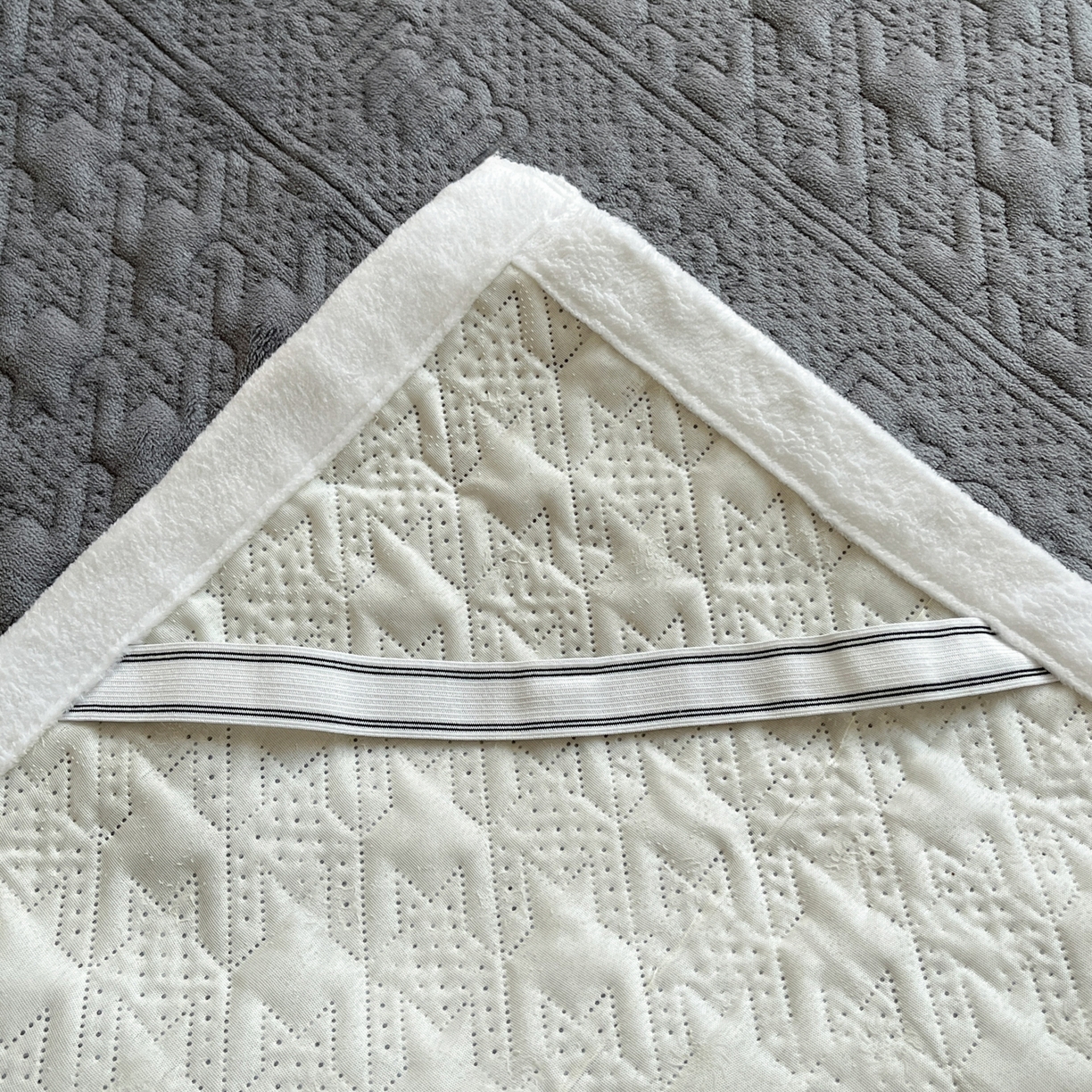 91家纺网 家纺一手货源 找家纺 卡伦家纺 2025新款抗菌雕花牛奶绒千鸟格夹棉床垫系列 千鸟格床垫-灰