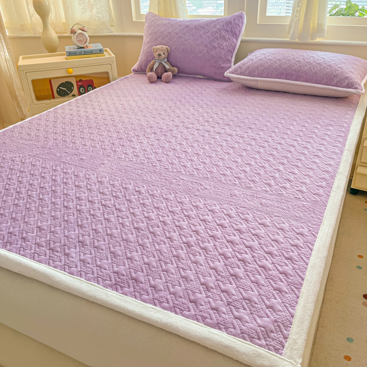 91家纺网 家纺一手货源 找家纺 卡伦家纺 2025新款抗菌雕花牛奶绒千鸟格夹棉床垫系列 千鸟格床垫-紫