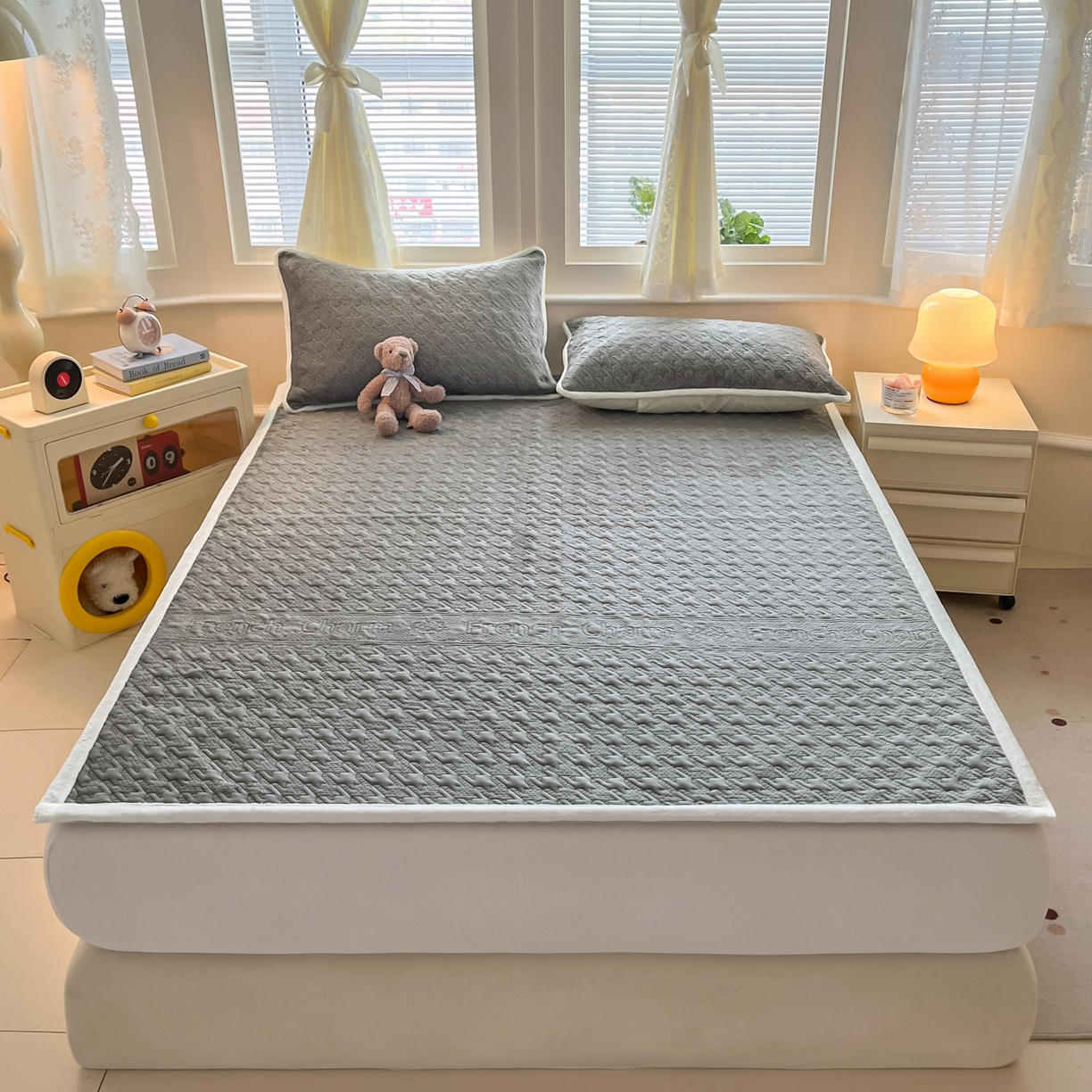 91家纺网 家纺一手货源 找家纺 卡伦家纺 2025新款抗菌雕花牛奶绒千鸟格夹棉床垫系列 千鸟格床垫-灰