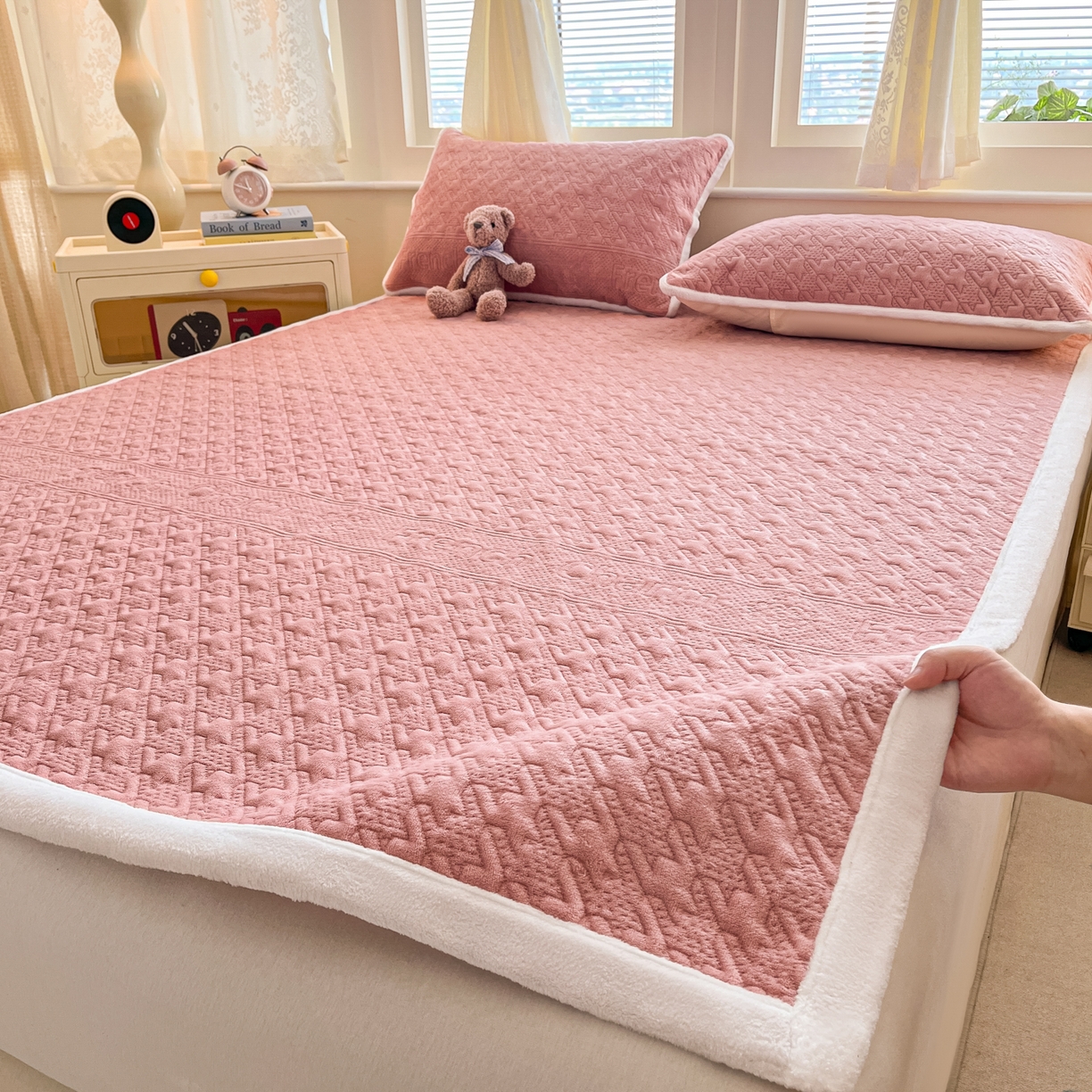 91家纺网 家纺一手货源 找家纺 卡伦家纺 2025新款抗菌雕花牛奶绒千鸟格夹棉床垫系列 千鸟格床垫-粉