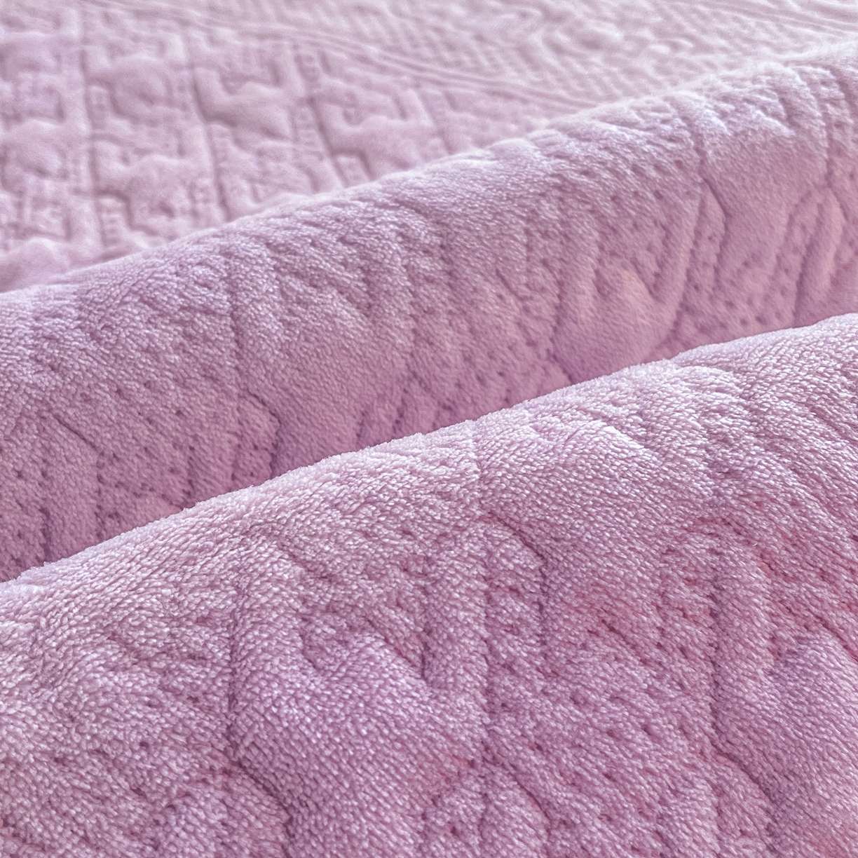 91家纺网 家纺一手货源 找家纺 卡伦家纺 2025新款抗菌雕花牛奶绒千鸟格夹棉床垫系列 千鸟格床垫-紫