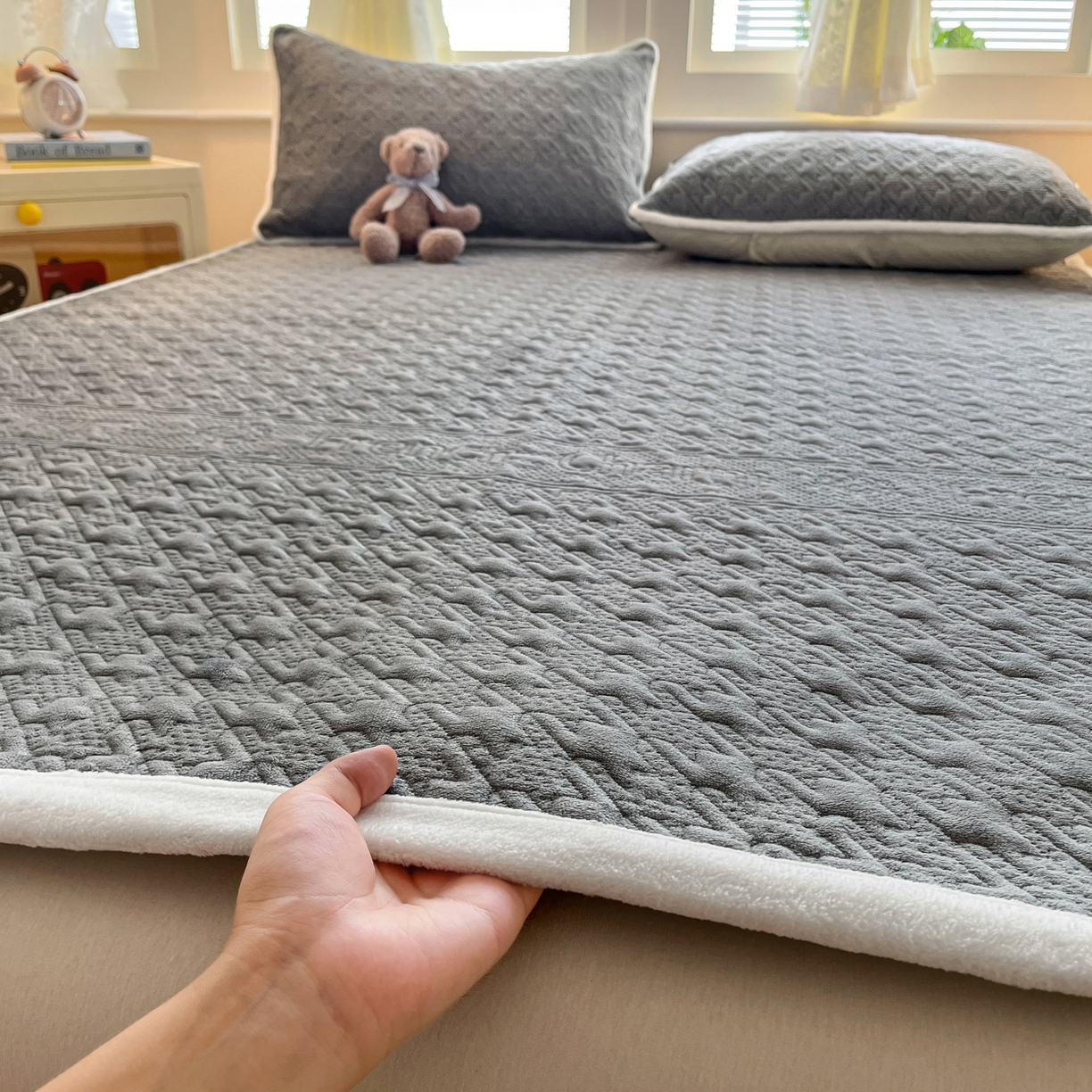 91家纺网 家纺一手货源 找家纺 卡伦家纺 2025新款抗菌雕花牛奶绒千鸟格夹棉床垫系列 千鸟格床垫-灰