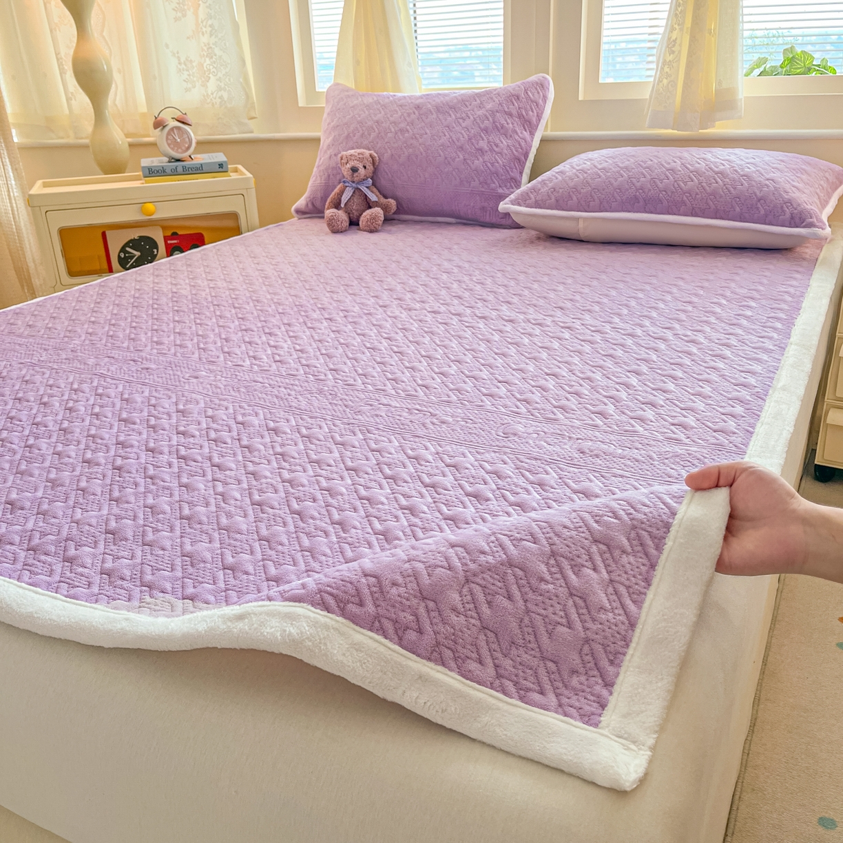 91家纺网 家纺一手货源 找家纺 卡伦家纺 2025新款抗菌雕花牛奶绒千鸟格夹棉床垫系列 千鸟格床垫-紫