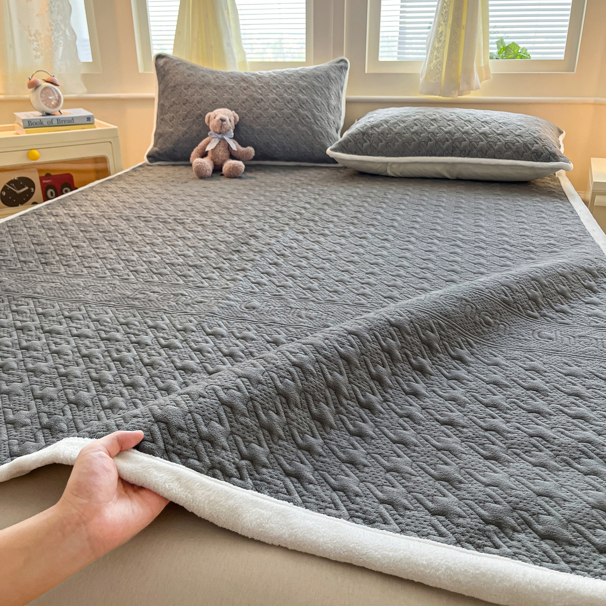 91家纺网 家纺一手货源 找家纺 卡伦家纺 2025新款抗菌雕花牛奶绒千鸟格夹棉床垫系列 千鸟格床垫-灰