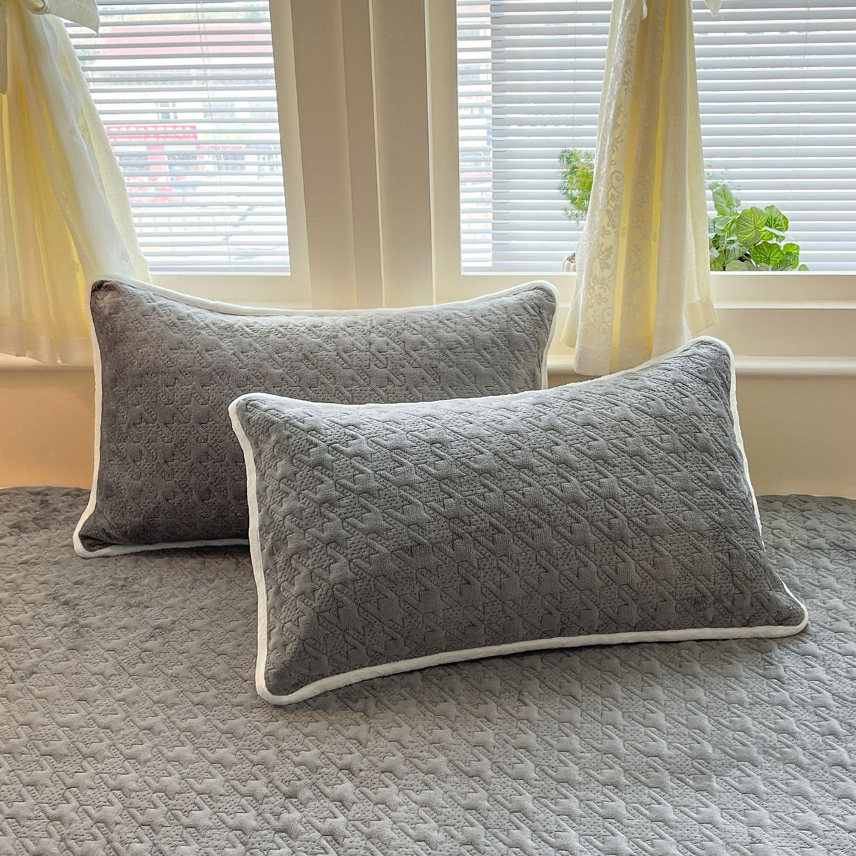 91家纺网 家纺一手货源 找家纺 卡伦家纺 2025新款抗菌雕花牛奶绒千鸟格夹棉床垫系列 千鸟格床垫-灰