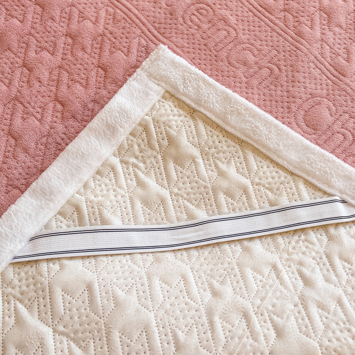 91家纺网 家纺一手货源 找家纺 卡伦家纺 2025新款抗菌雕花牛奶绒千鸟格夹棉床垫系列 千鸟格床垫-粉