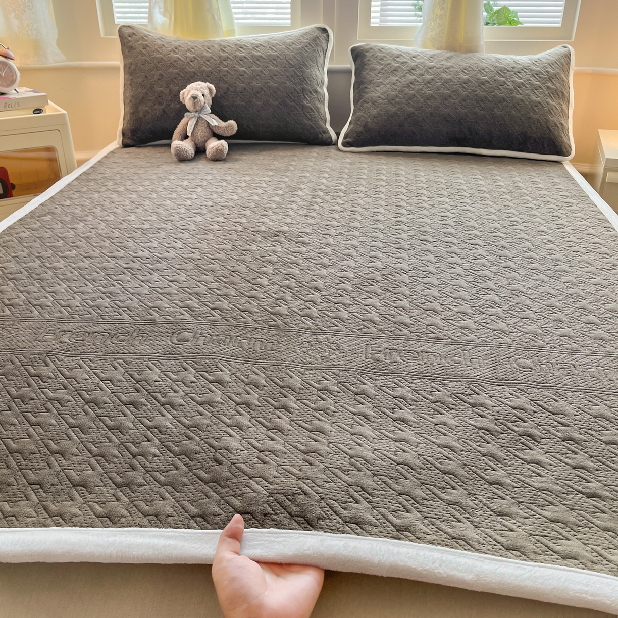 91家纺网 家纺一手货源 找家纺 卡伦家纺 2025新款抗菌雕花牛奶绒千鸟格夹棉床垫系列 千鸟格床垫-淡灰