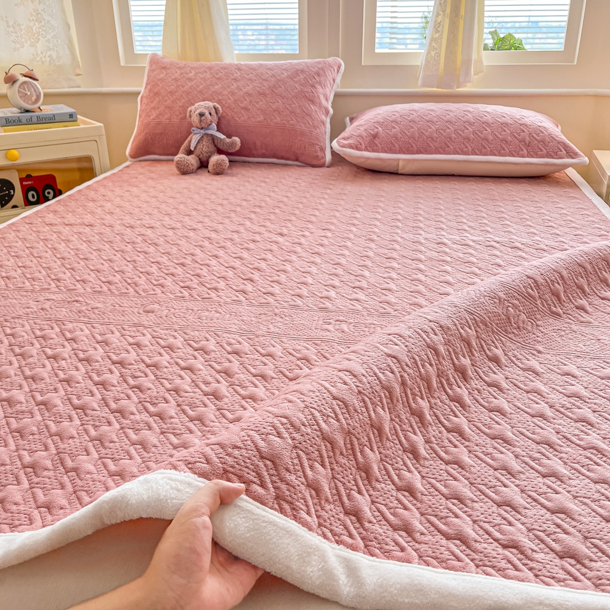 91家纺网 家纺一手货源 找家纺 卡伦家纺 2025新款抗菌雕花牛奶绒千鸟格夹棉床垫系列 千鸟格床垫-粉