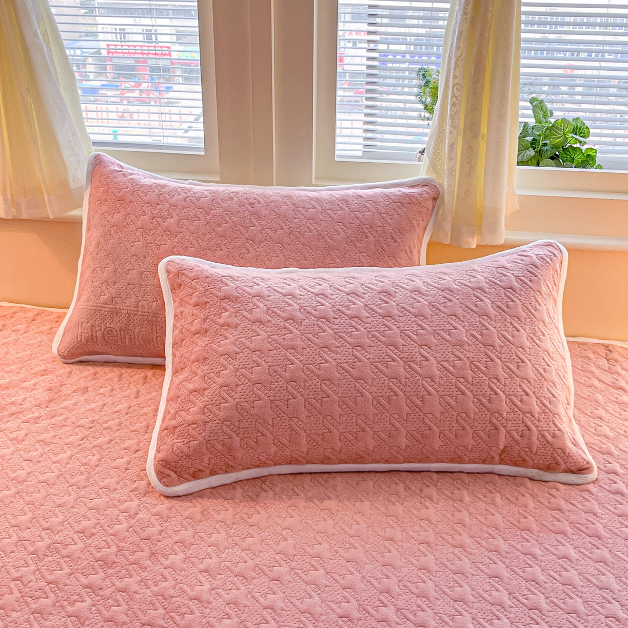 91家纺网 家纺一手货源 找家纺 卡伦家纺 2025新款抗菌雕花牛奶绒千鸟格夹棉床垫系列 千鸟格床垫-粉