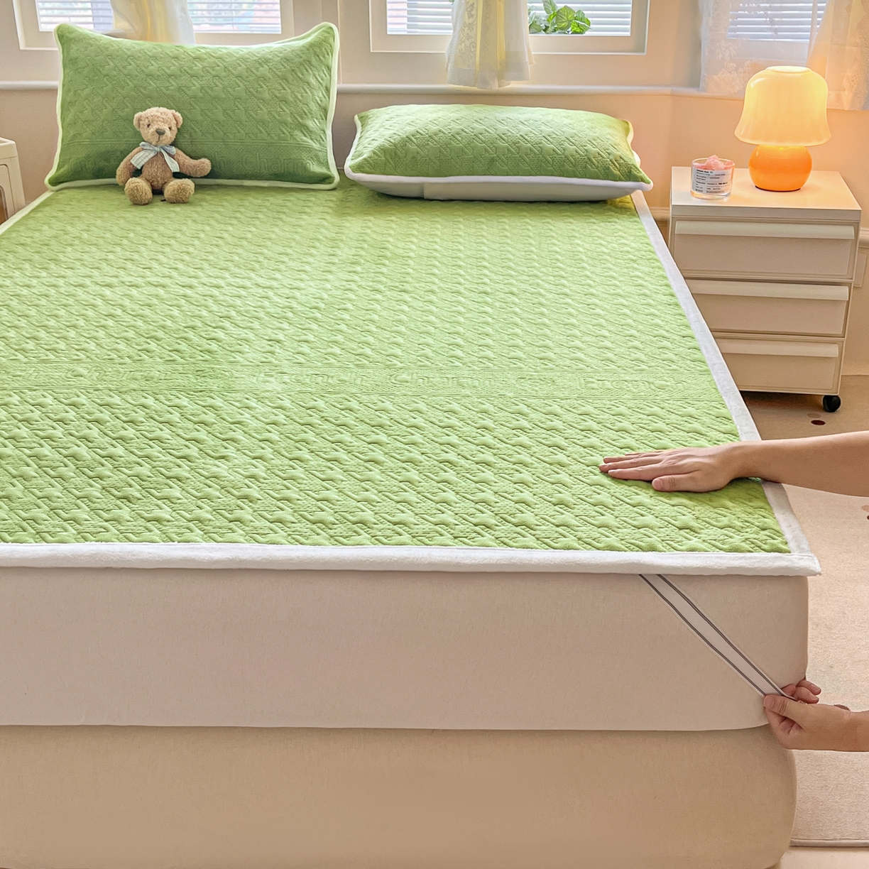 91家纺网 家纺一手货源 找家纺 卡伦家纺 2025新款抗菌雕花牛奶绒千鸟格夹棉床垫系列 千鸟格床垫-绿