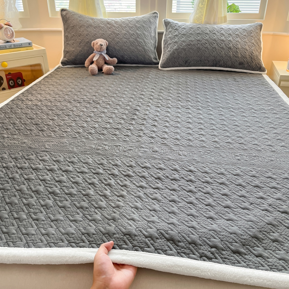 91家纺网 家纺一手货源 找家纺 卡伦家纺 2025新款抗菌雕花牛奶绒千鸟格夹棉床垫系列 千鸟格床垫-灰