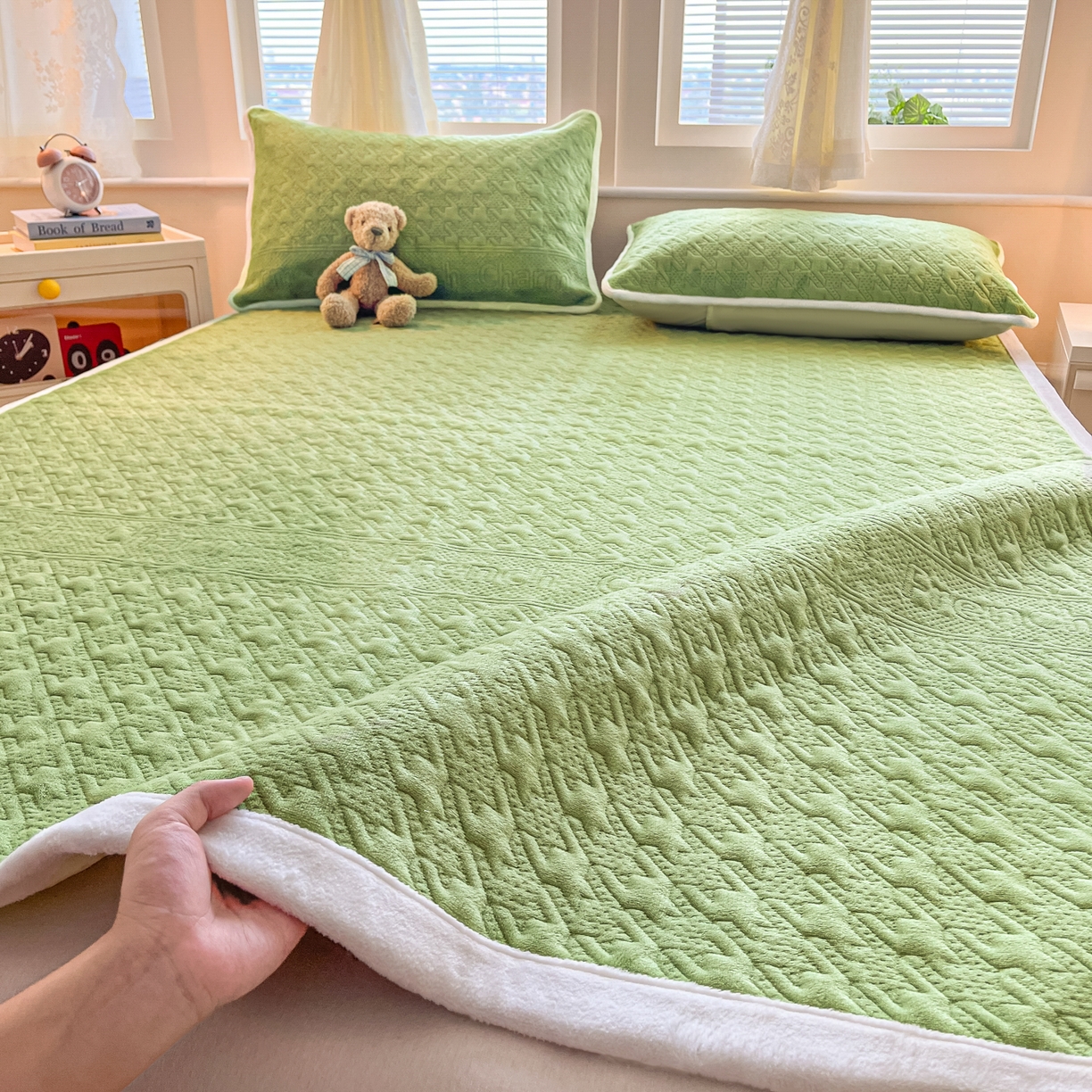 91家纺网 家纺一手货源 找家纺 卡伦家纺 2025新款抗菌雕花牛奶绒千鸟格夹棉床垫系列 千鸟格床垫-绿