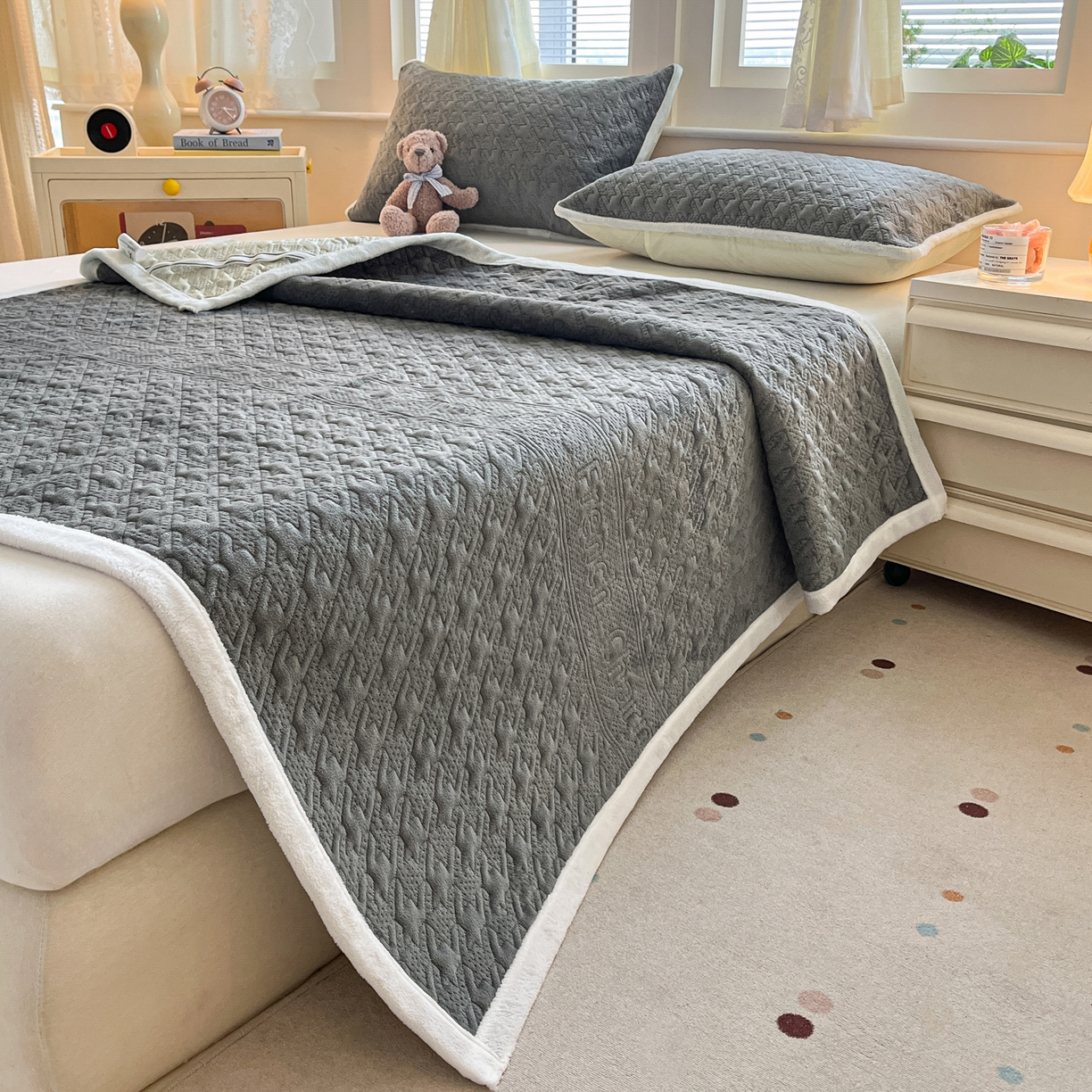 91家纺网 家纺一手货源 找家纺 卡伦家纺 2025新款抗菌雕花牛奶绒千鸟格夹棉床垫系列 千鸟格床垫-灰