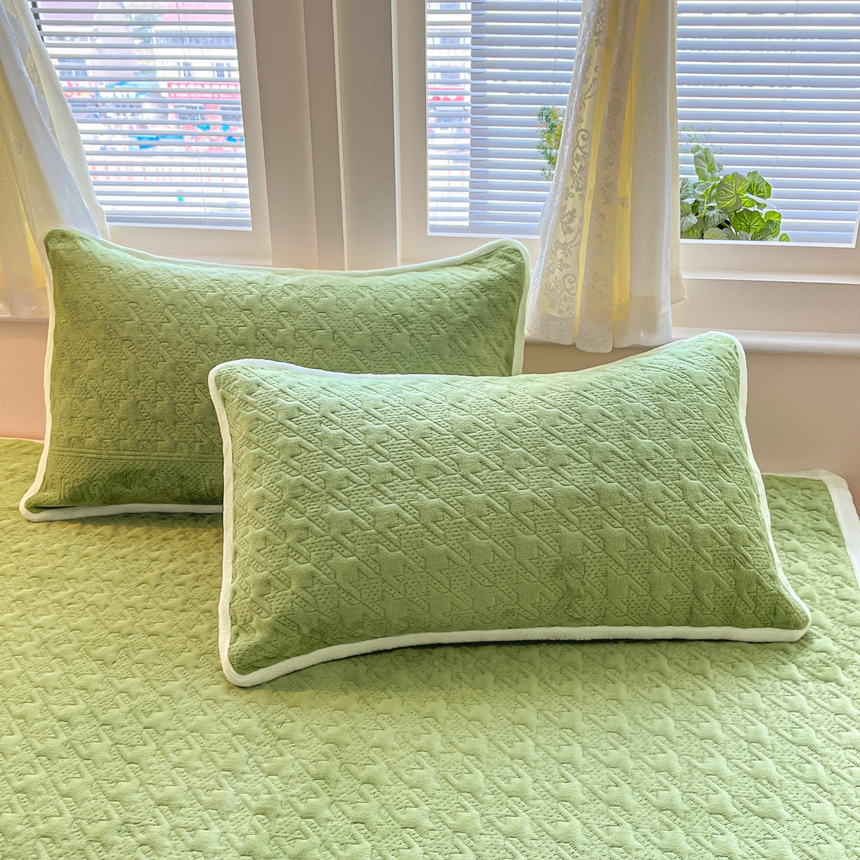 91家纺网 家纺一手货源 找家纺 卡伦家纺 2025新款抗菌雕花牛奶绒千鸟格夹棉床垫系列 千鸟格床垫-绿