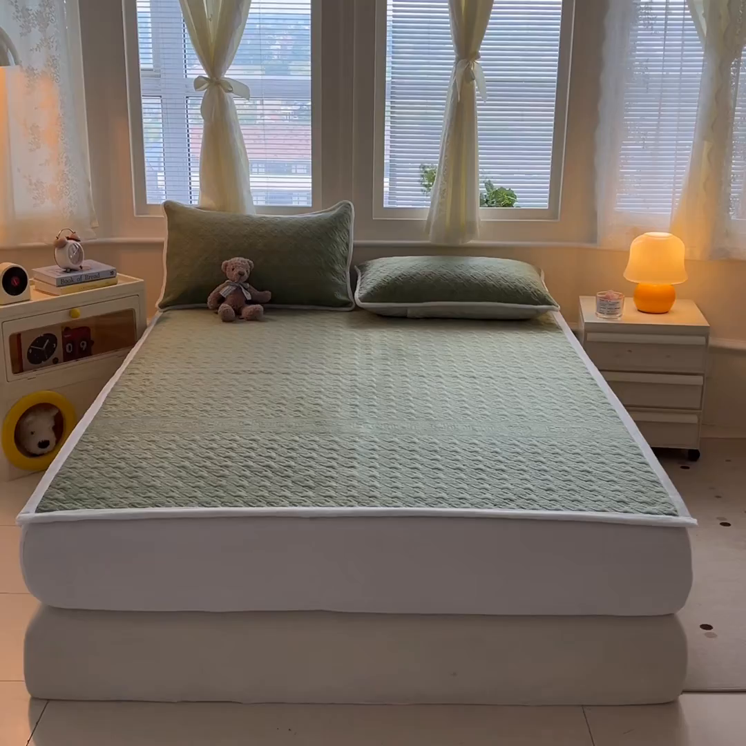 91家纺网 家纺一手货源 找家纺 卡伦家纺 2025新款抗菌雕花牛奶绒千鸟格夹棉床垫系列 千鸟格床垫-绿