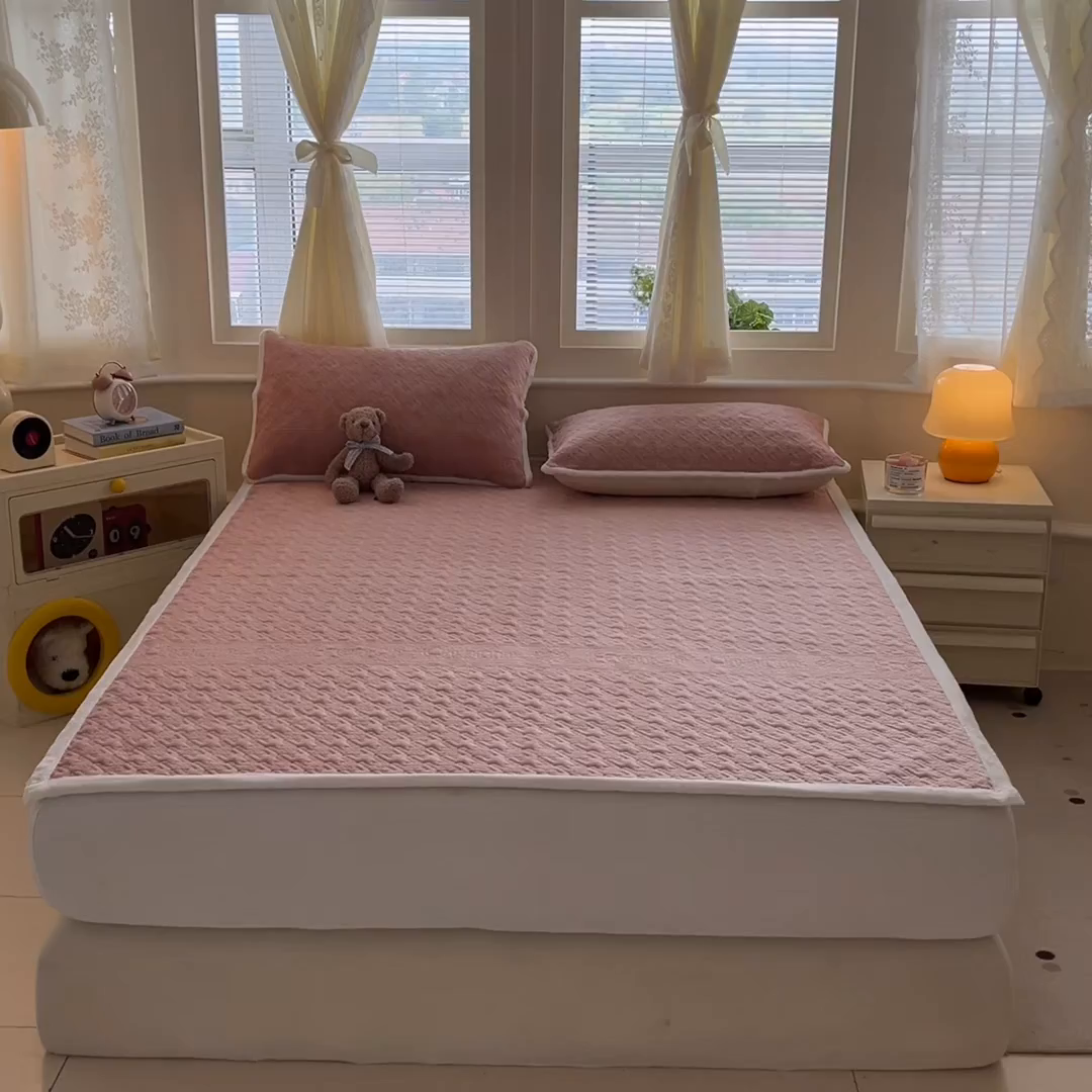 91家纺网 家纺一手货源 找家纺 卡伦家纺 2025新款抗菌雕花牛奶绒千鸟格夹棉床垫系列 千鸟格床垫-粉