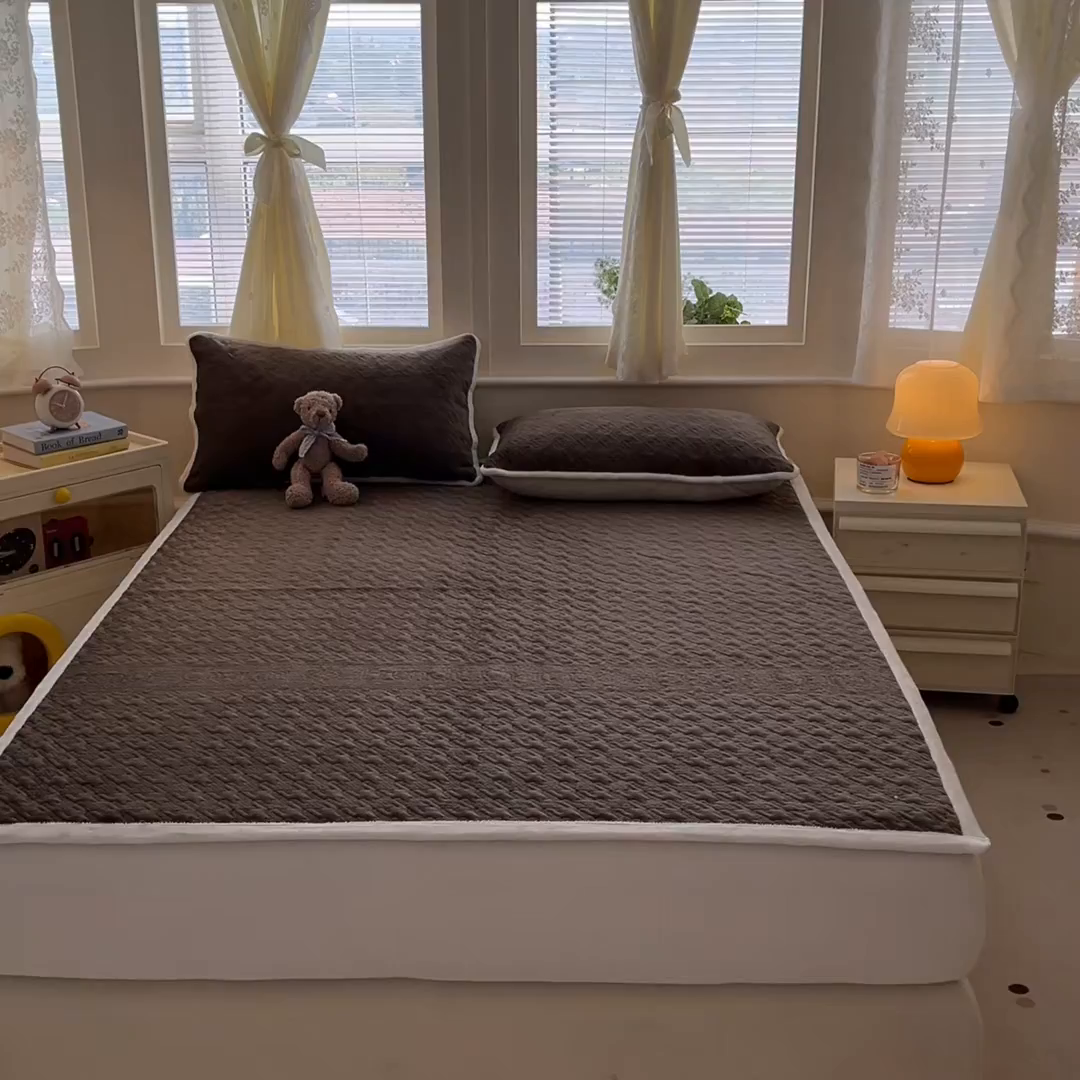 91家纺网 家纺一手货源 找家纺 卡伦家纺 2025新款抗菌雕花牛奶绒千鸟格夹棉床垫系列 千鸟格床垫-灰