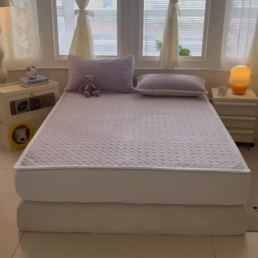 91家纺网 家纺一手货源 找家纺 卡伦家纺 2025新款抗菌雕花牛奶绒千鸟格夹棉床垫系列 千鸟格床垫-紫