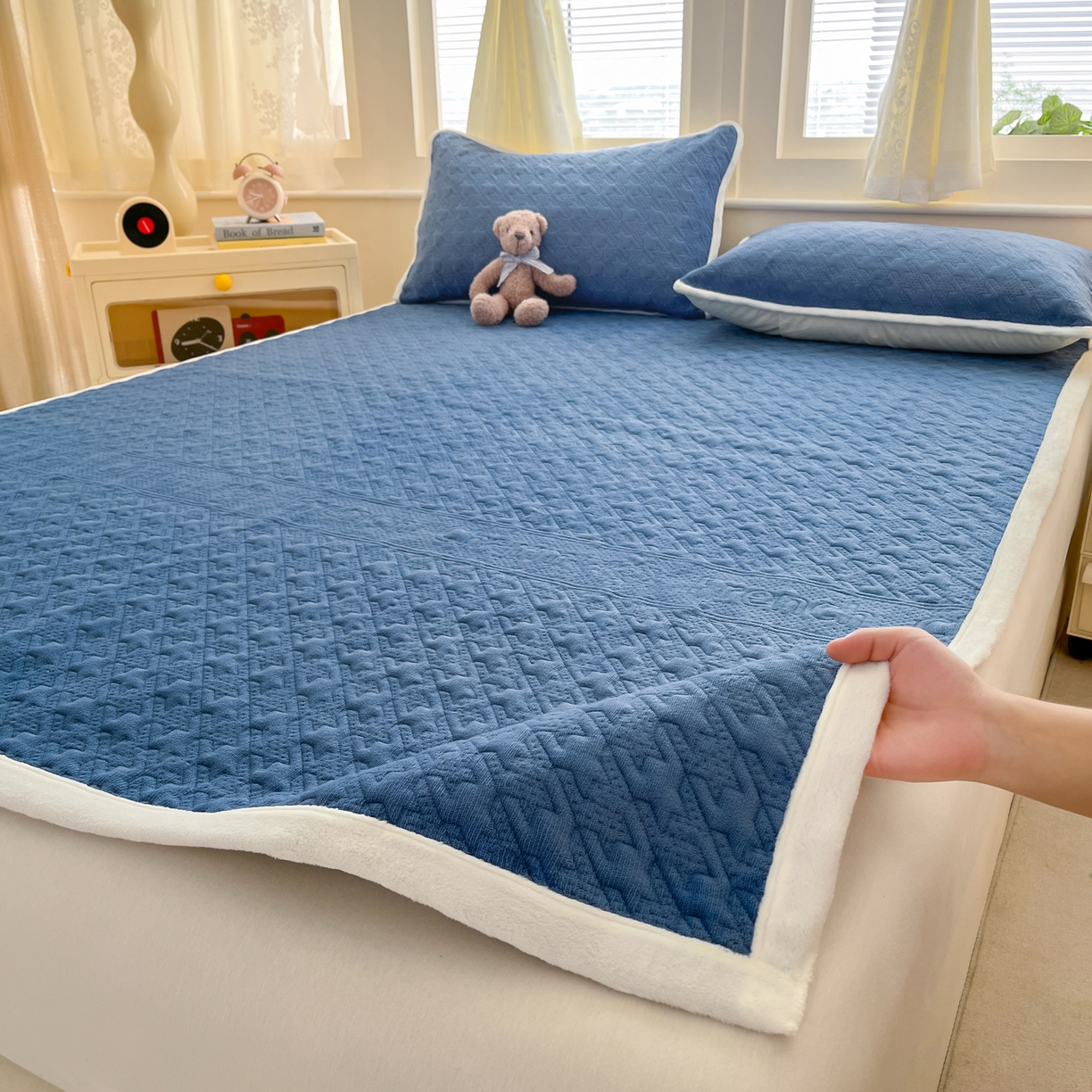 91家纺网 家纺一手货源 找家纺 卡伦家纺 2025新款抗菌雕花牛奶绒千鸟格夹棉床垫系列 千鸟格床垫-蓝