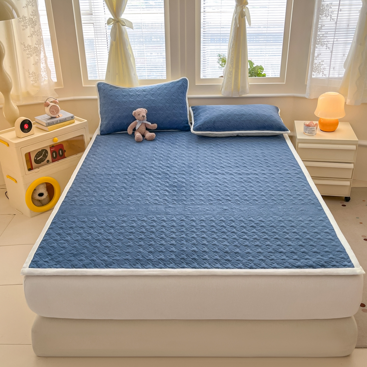 91家纺网 家纺一手货源 找家纺 卡伦家纺 2025新款抗菌雕花牛奶绒千鸟格夹棉床垫系列 千鸟格床垫-蓝